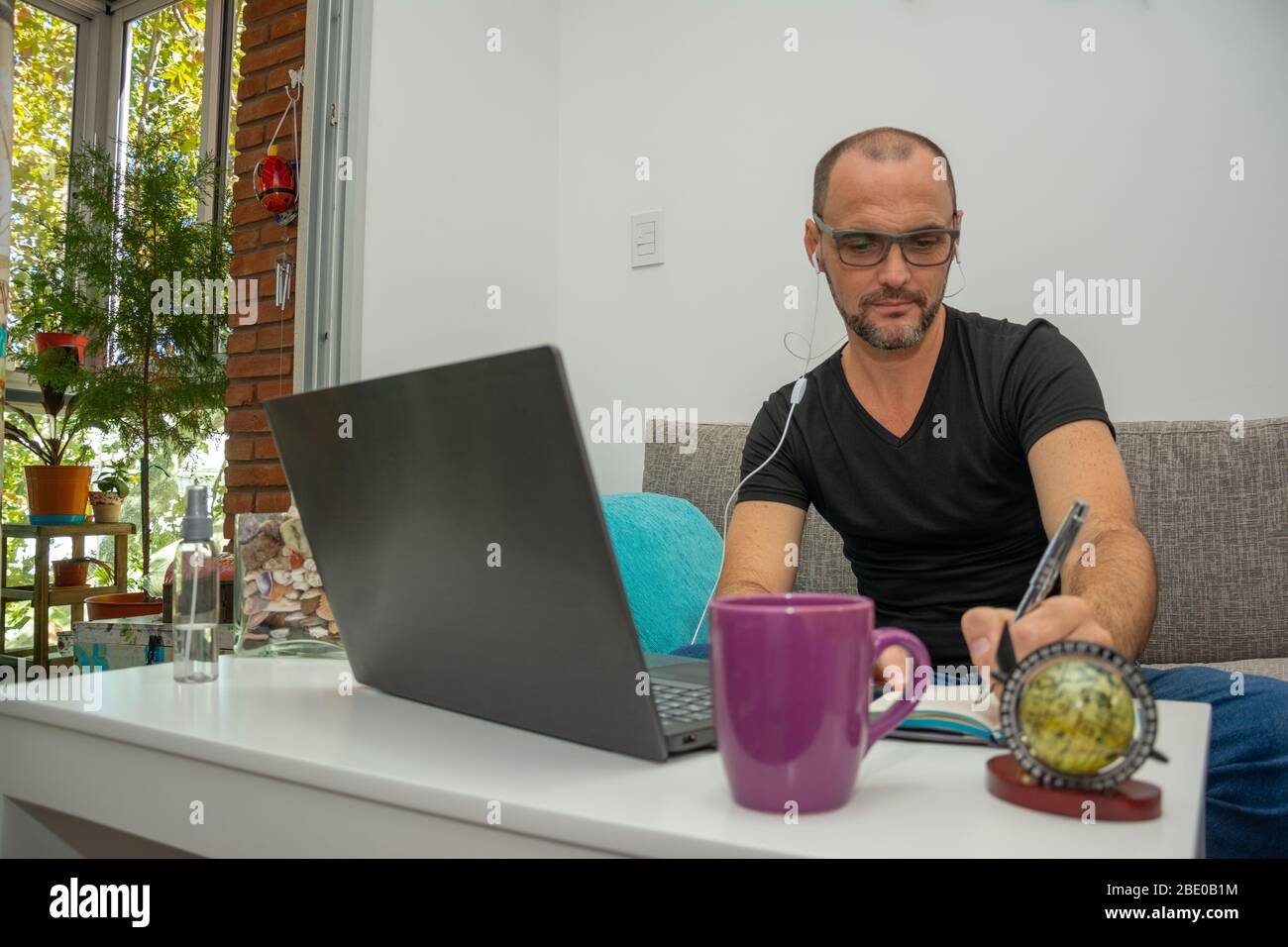 Mann, der während der Quarantäne im Home Office-Format arbeitet Stockfoto