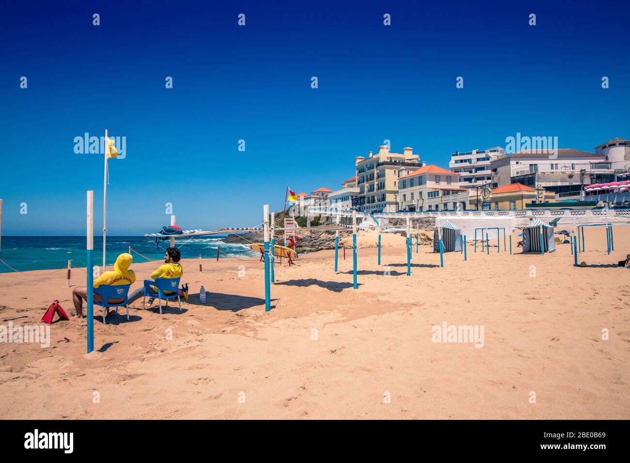 Strand von Praia das Macas Portugal mit Rettungsschwimmer mit Flagge und Sicherheitsausrüstung Stockfoto