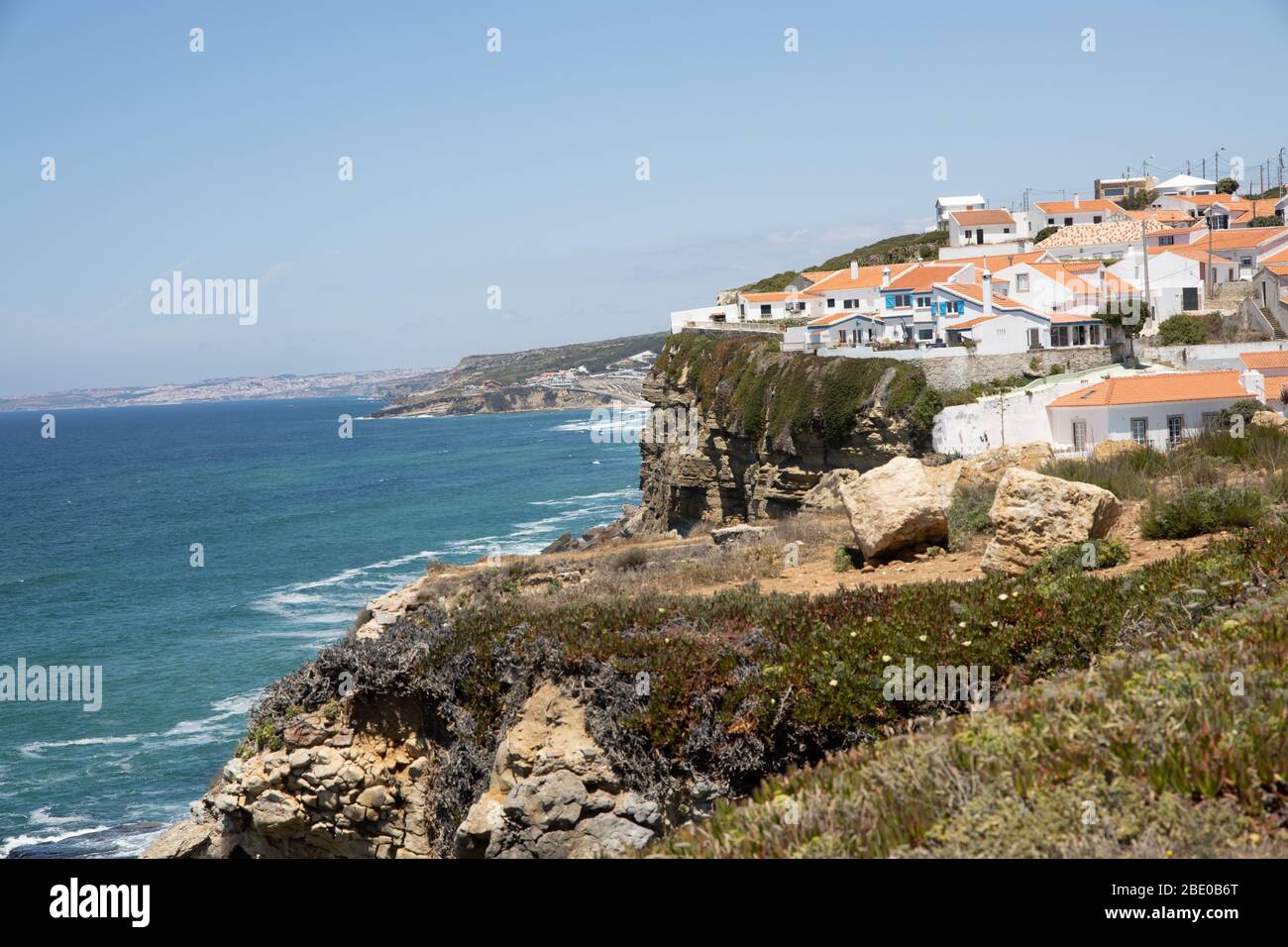 Portugiesisches Dorf am Rand der Klippen von Azenhas do Mar Colares Portugal Stockfoto