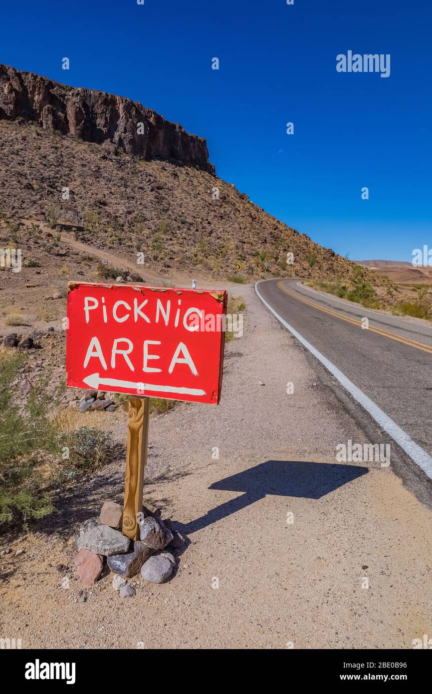 Picknickbereich an der Cool Springs Station entlang der historischen Route 66 in Arizona, USA [Keine Eigentumsfreigabe; nur für redaktionelle Lizenzierung verfügbar] Stockfoto