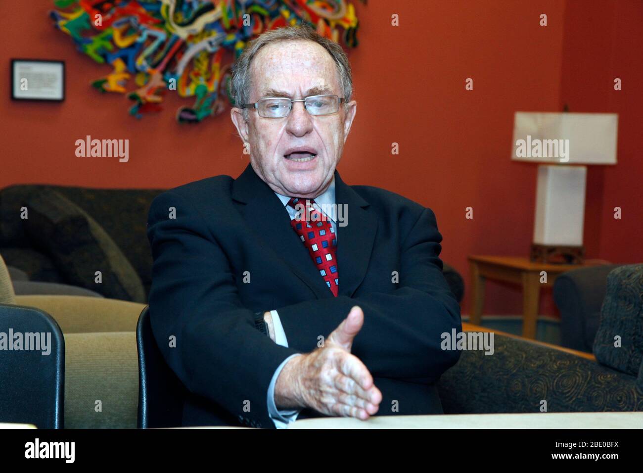 Alan Dershowitz vor seiner Rede im Annenberg Center in Philadelphia, Pa am 2. Februar 2012 im Hillel von U of P abgebildet.Quelle: Scott Weiner/MediaPunch Stockfoto