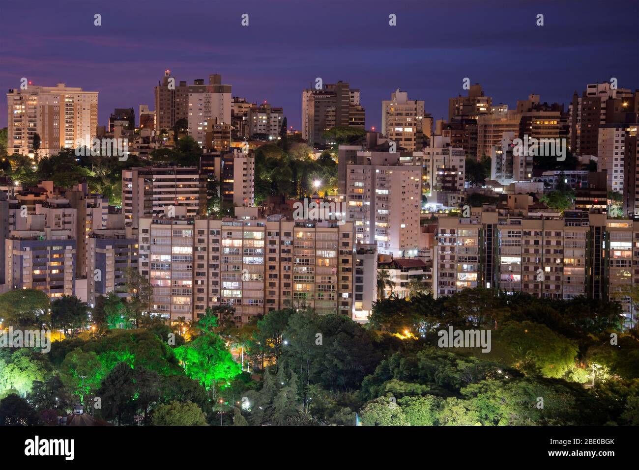 Skyline von Porto Alegre, Brasilien bei Nacht beleuchtet. Wohngebäude und Park. Hauptstadt des Bundesstaates Rio Grande do Sul. Bela Vista Nachbarschaft. Stockfoto