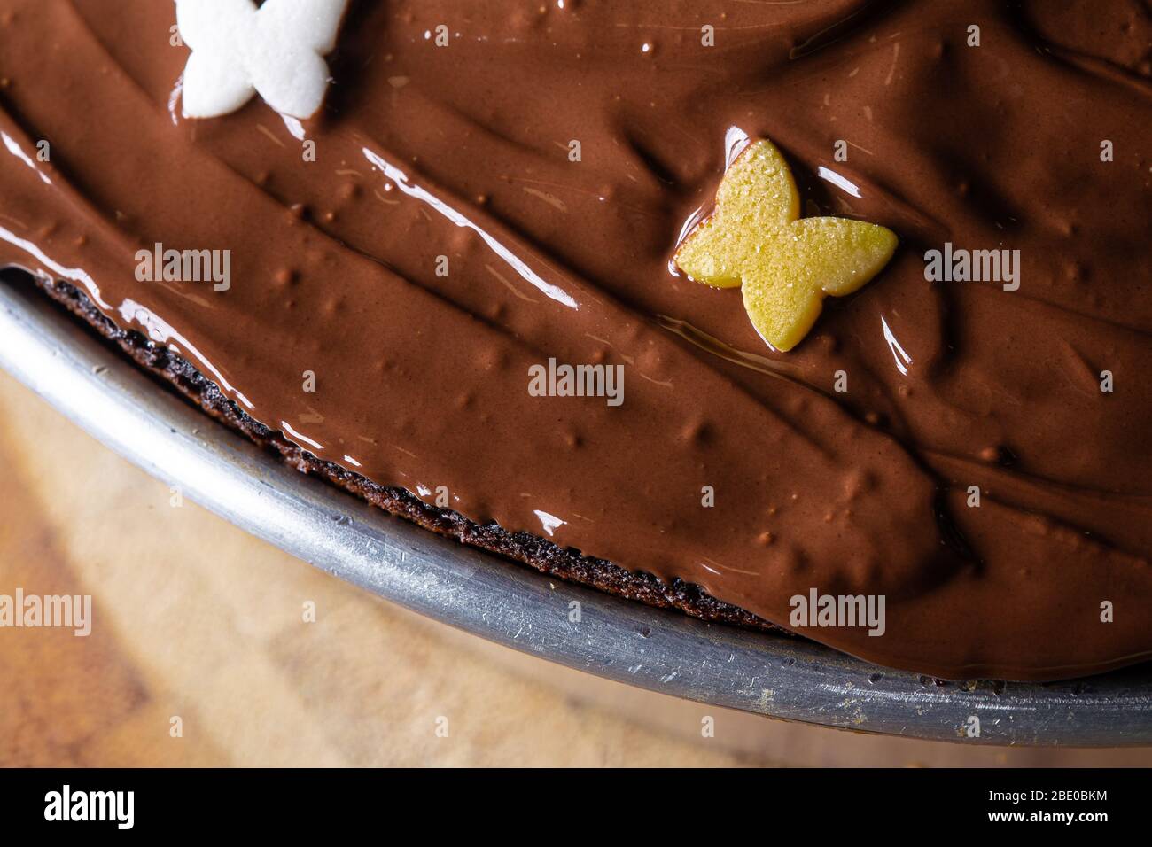 Süße Schmetterlinge Dekoration auf einem Schokoladenkuchen Nahaufnahme noch Stockfoto