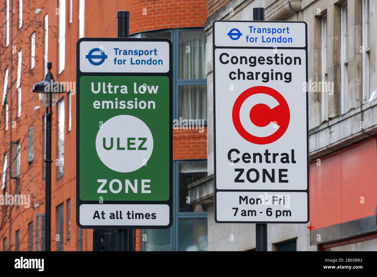 Staugebühr und Ultra Low Emission Zone Zeichen in Marylebone, London England Vereinigtes Königreich Großbritannien Stockfoto