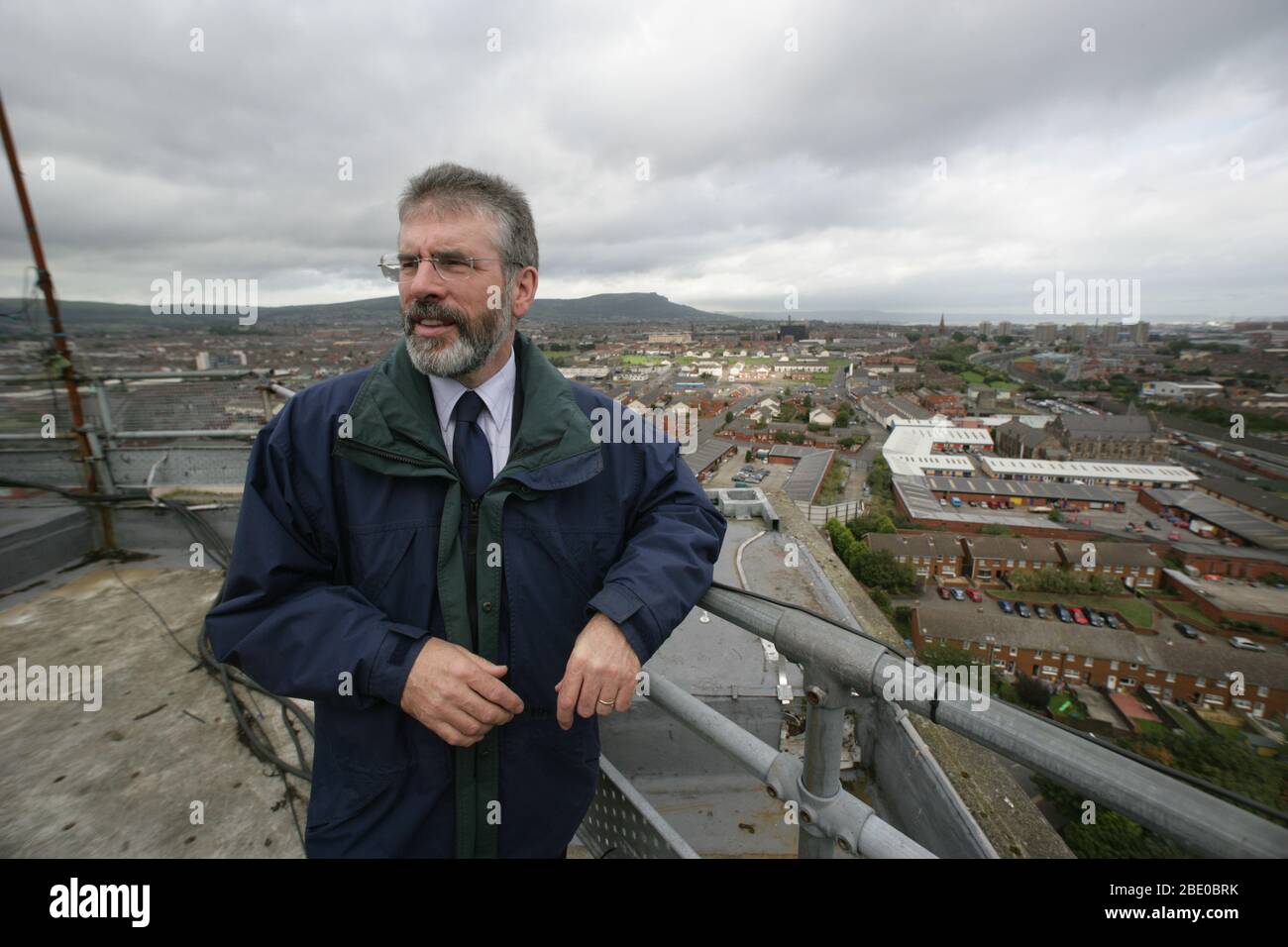 Dossiers: Der ehemalige Sinn Fein-Präsident Gerry Adams (R) und Parteimitglied Fra McCann blicken vom Dach des Divis Tower, der zuvor von der britischen Armee besetzt war, auf der Falls Road, West Belfast, Nordirland, 21. September 2005 über West-Belfast. 19 Stockwerke nach oben bekannt als Spypost von irischen Republikanern zog die britische Armee im August als Teil eines zweijährigen Programms aus, um die Sicherheit in der Provinz zu senken. (Foto/Paul McErlane) Stockfoto