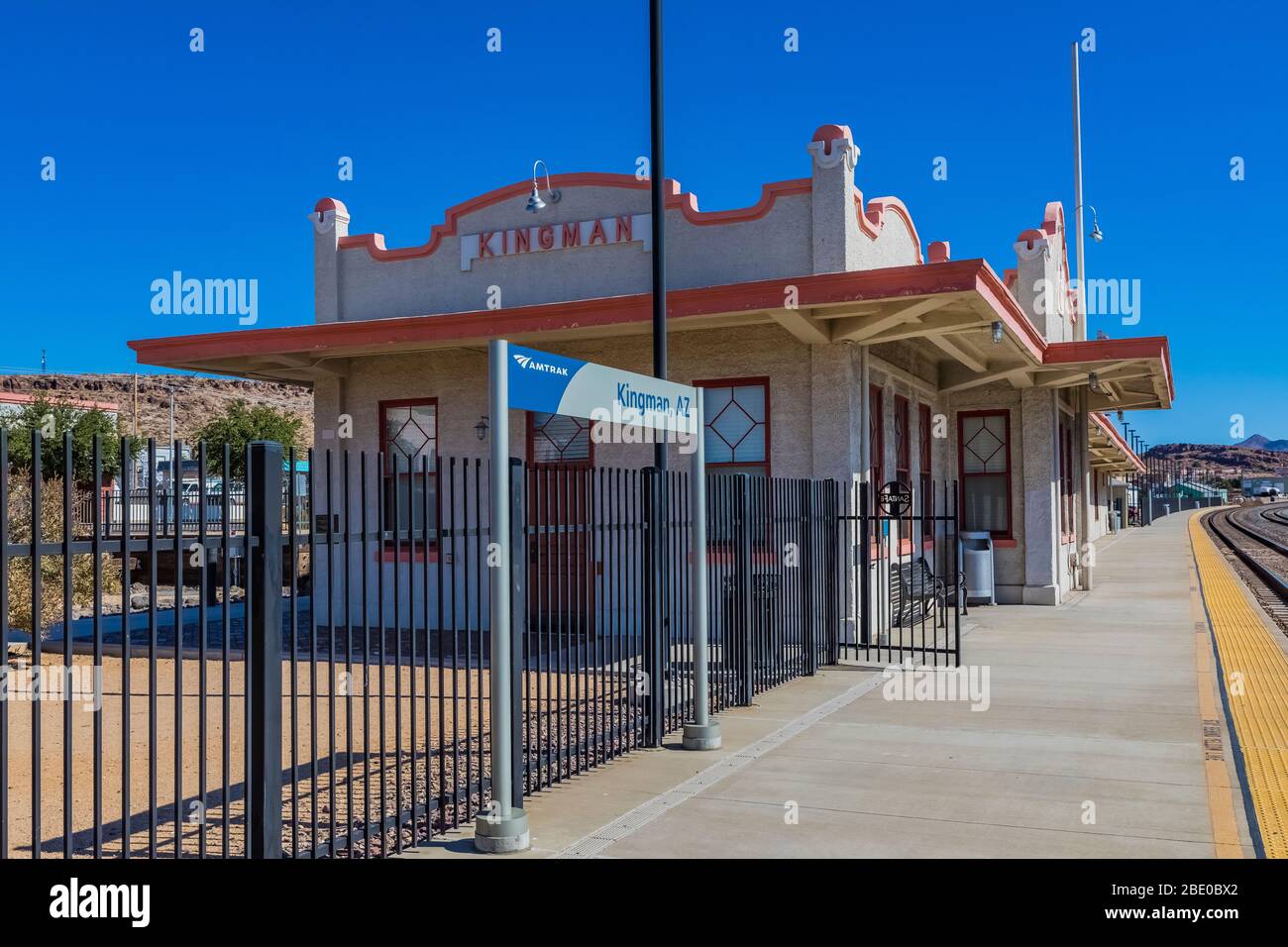 Kingman Railroad Depot, ursprünglich 1907 von der Atchison, Topeka und Santa Fe Railway in Kingston an der historischen Route 66 in Arizona, USA gebaut Stockfoto