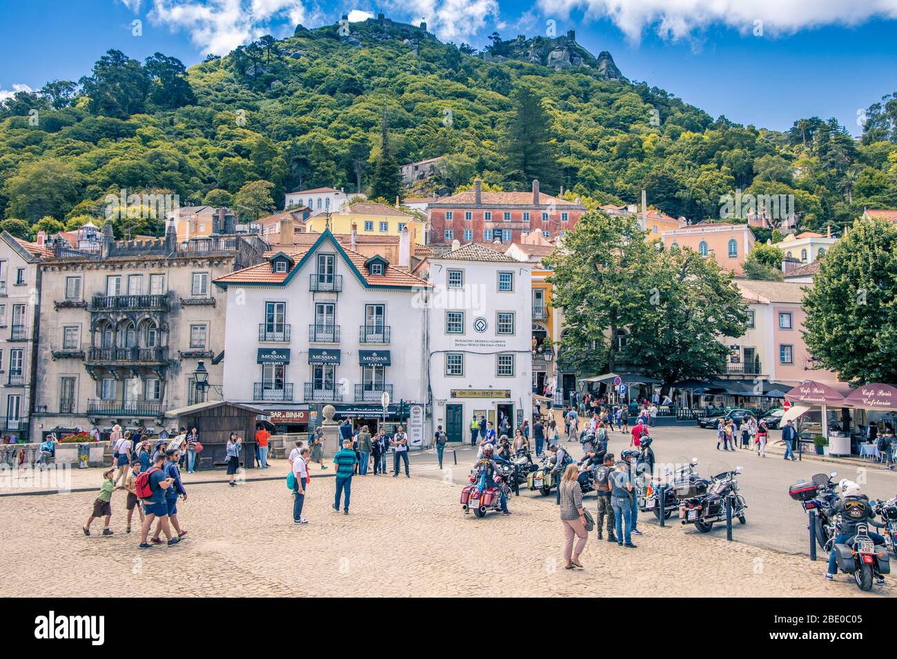 Straßenansicht in Sintra Portugal mit Hügelburg mit Blick auf die Stadt Stockfoto