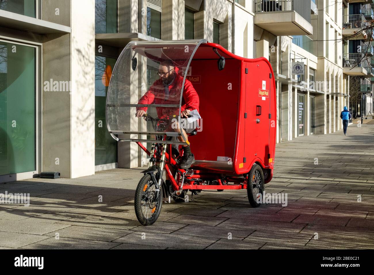 Radfahren Royal Mail Postbote auf elektrischen Lastenrad, e-Trike, angetrieben durch eine Kombination aus Solar-, Batterie-, Pedal- und Bremstechnologie Stratford London UK Stockfoto