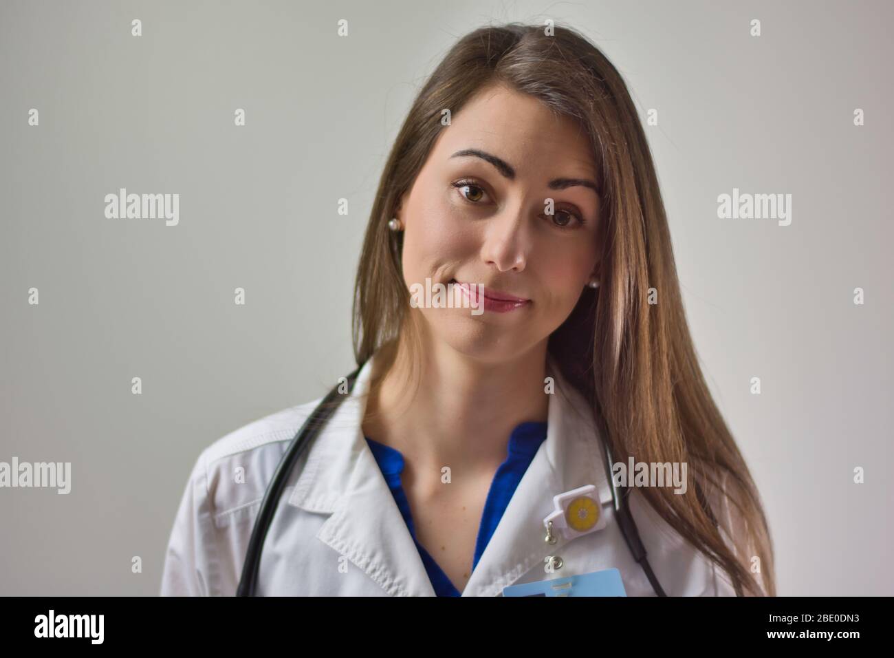 Medizinischer professioneller Kopf wurde auf grauem Hintergrund isoliert aufgenommen. Medizinisches Porträt einer Ärztin oder Krankenschwester Stockfoto