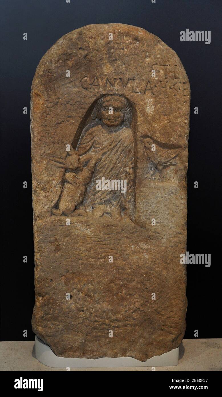 Römische Grabstele, die einem verstorbenen Mädchen gewidmet ist. Stockfoto
