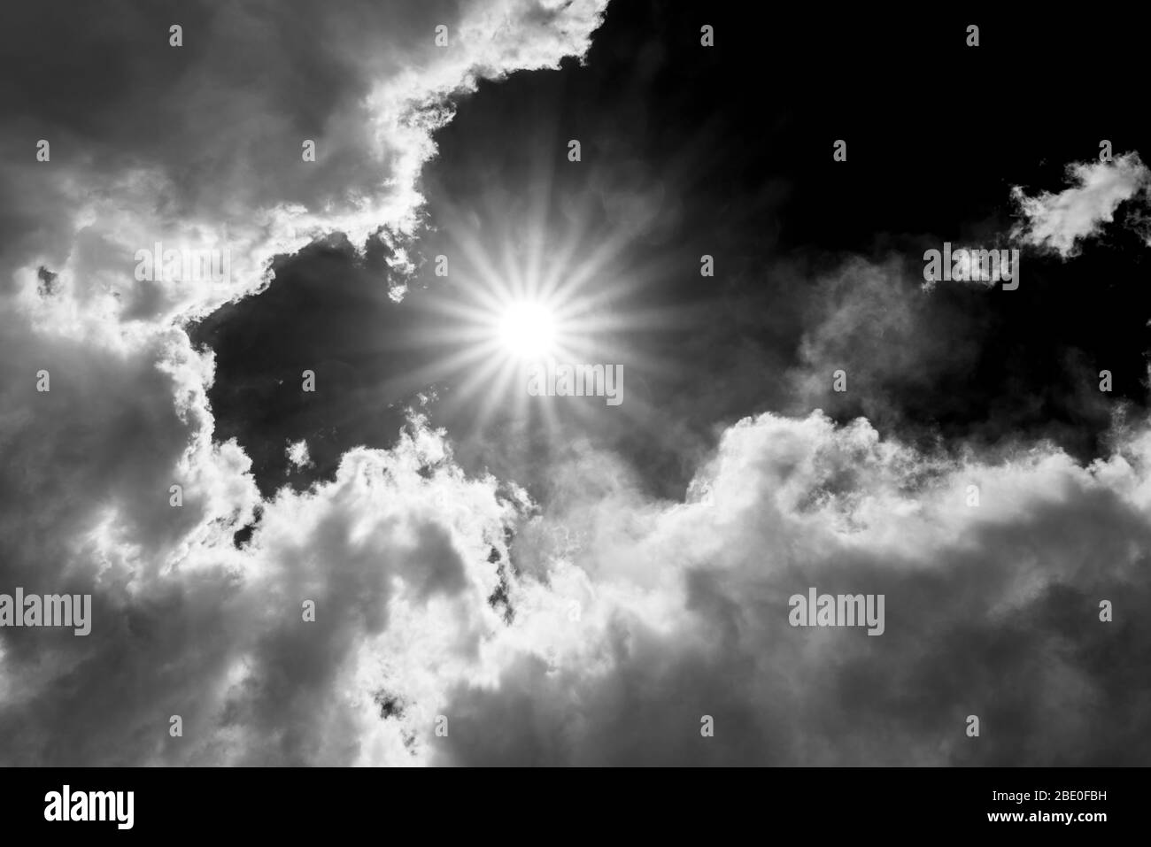 Schwarz-Weiß von ungewöhnlichen Wolkenformationen & Sonneneinbruch gegen klaren kobaltblauen Himmel; Zentral-Colorado; USA Stockfoto