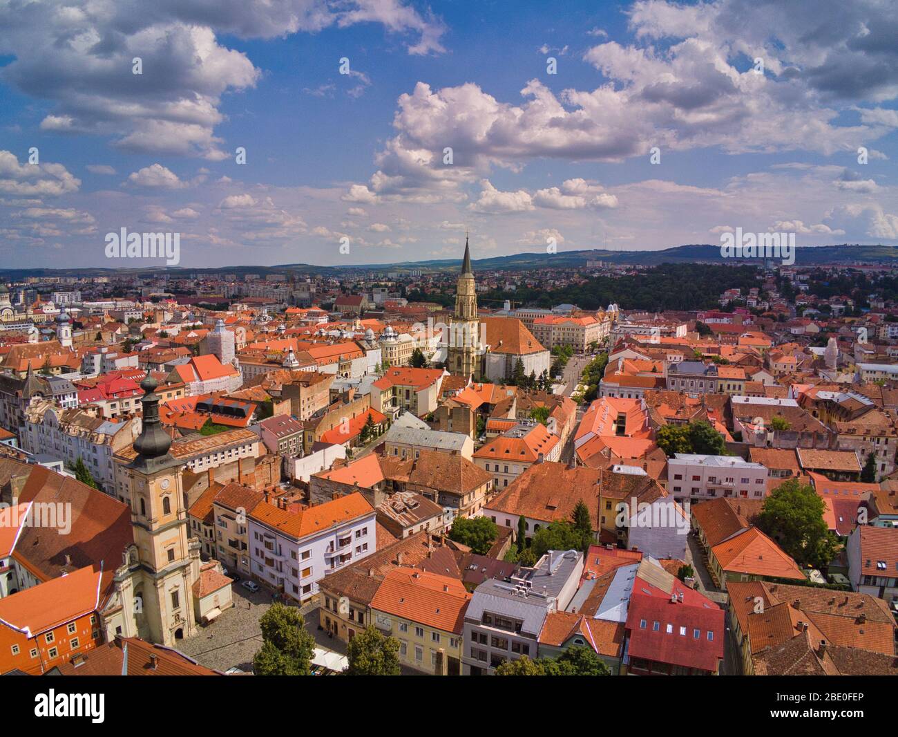 Sfantul Mihail Kirche, im Zentrum der Stadt, auf Matei Corvin Platz (Mathias Rex).Luftaufnahmen über dem Stadtzentrum an einem sonnigen Tag Stockfoto