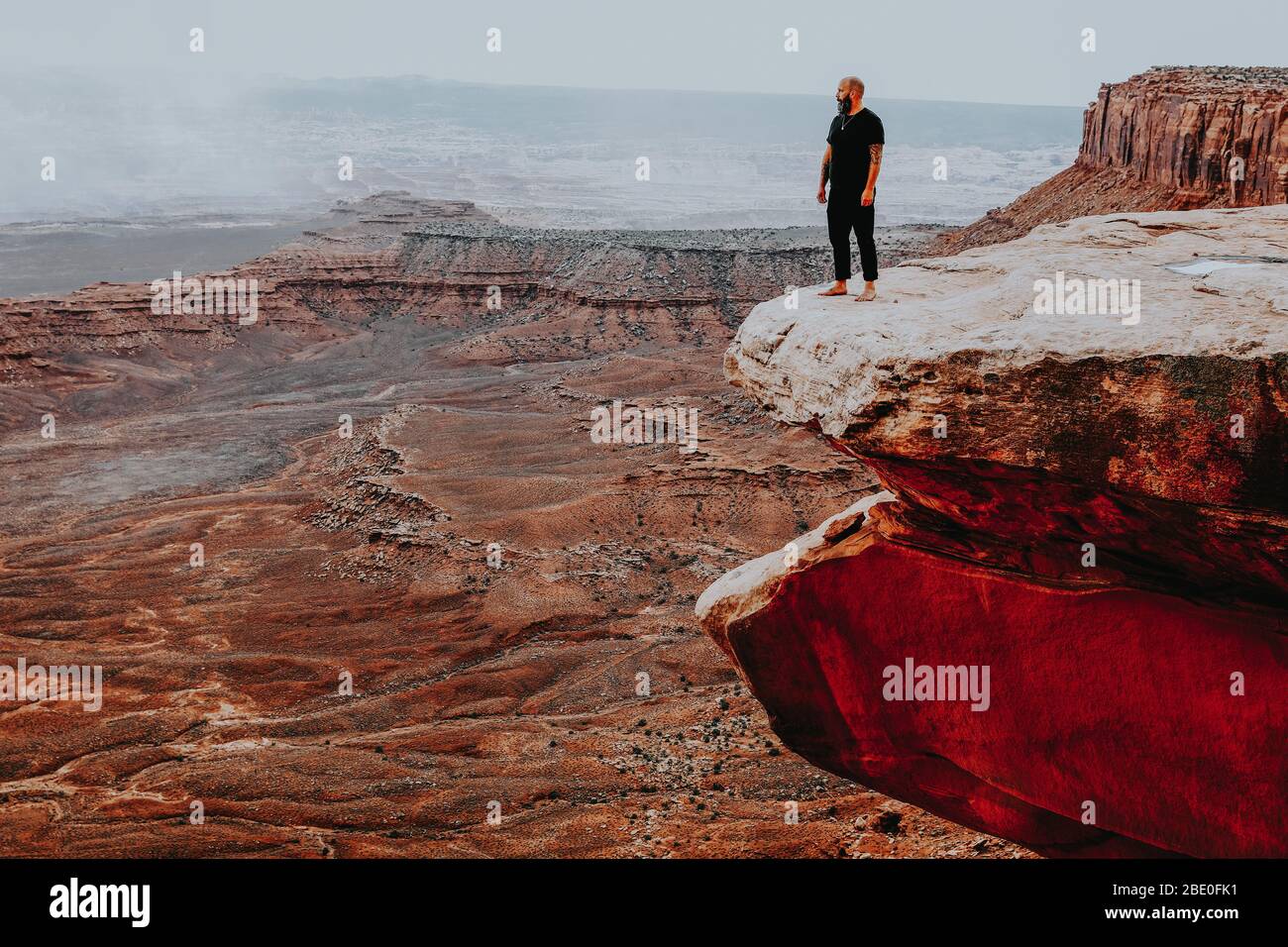 Mann am Rande einer großen Klippe mit freiem Blick Stockfoto