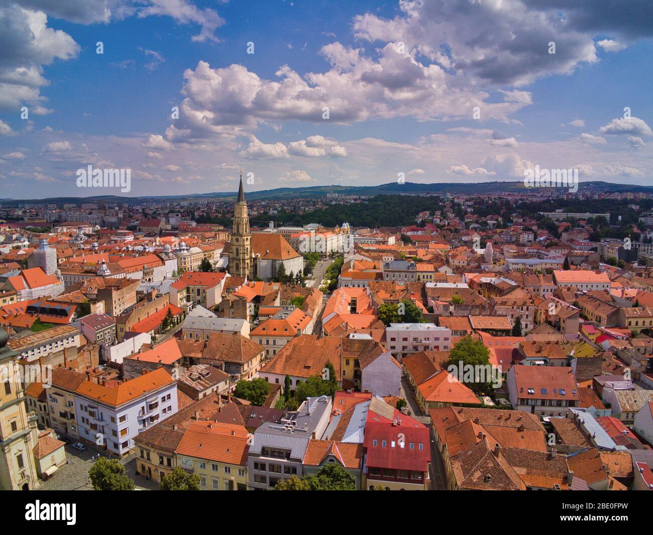 Sfantul Mihail Kirche, im Zentrum der Stadt, auf Matei Corvin Platz (Mathias Rex).Luftaufnahmen über dem Stadtzentrum an einem sonnigen Tag Stockfoto