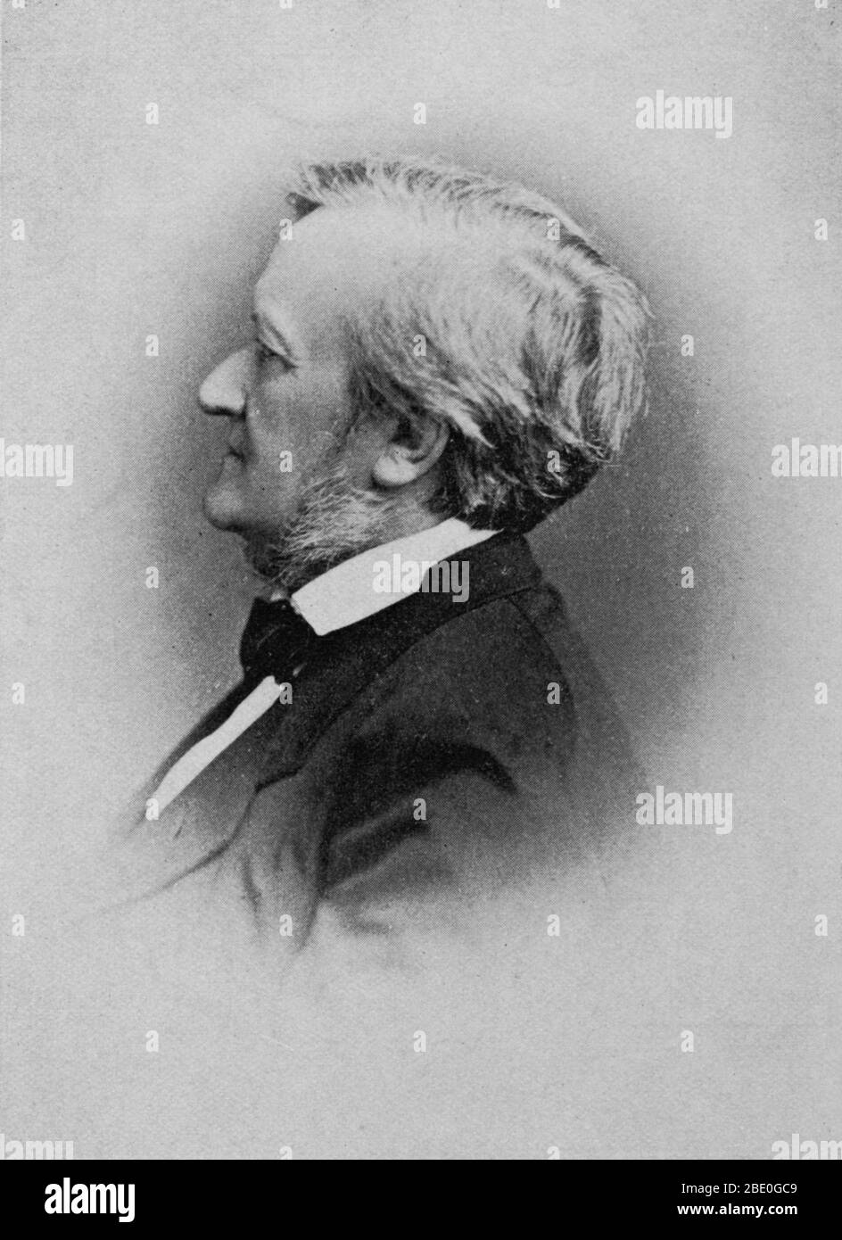 Wilhelm Richard Wagner (22. Mai 1813 - 13. Februar 1883) war ein deutscher Komponist, Theaterdirektor, Polemiker und Dirigent. Anders als die meisten Opernkomponisten schrieb Wagner sowohl das Libretto als auch die Musik für jedes seiner Bühnenwerke. Er revolutionierte die Oper durch sein Konzept des Gesamtkunstwerks, mit dem er die poetische, visuelle, musikalische und dramatische Kunst mit musikalischer Nebenstelle zum Drama zu synthetisieren suchte und das zwischen 1849 und 52 in einer Essayreihe angekündigt wurde. Seine Kompositionen zeichnen sich durch ihre komplexen Texturen, die reichen Harmonien und Orchestrierungen sowie die aufwändige Verwendung von Leitmotiven aus. Stockfoto