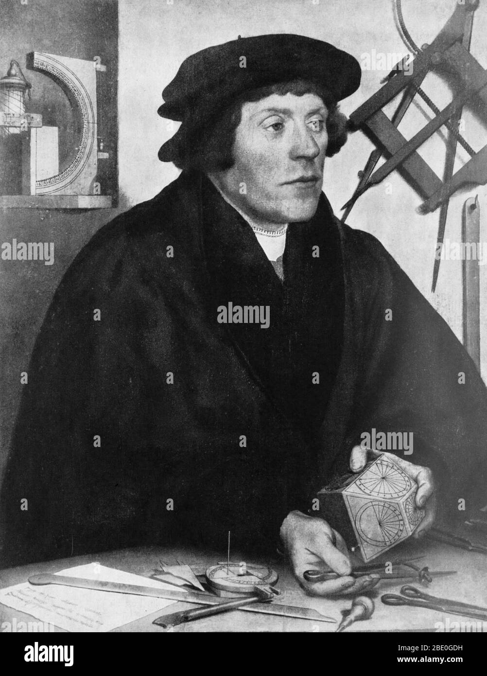 Nicholas Kratzer (1487 - 1550) war ein deutscher Mathematiker, Astronom und Horologe (das Studium der Zeit). Kratzer kam 1516 nach England und etablierte sich als Teil des künstlerischen und wissenschaftlichen Kreises um Sir Thomas More. Er betreutes Mehr's Kinder in Mathematik und Astronomie und seine Talente erhalten ihn eine Position als Astronom und Uhr Hersteller zu König Heinrich VIII. Er arbeitete auch mit Holbein an der Herstellung von Karten, und im Gegenzug produzierte der Künstler ein Porträt von ihm im Jahr 1528, das jetzt hängt im Louvre. Es zeigt den Handwerker, umgeben von den Werkzeugen seines Handwerks. Er starb ich Stockfoto