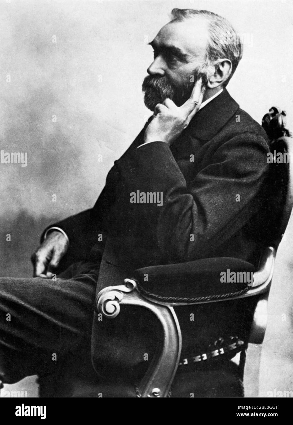 Alfred Bernhard Nobel (21. Oktober 1833 - 10. Dezember 1896) war ein schwedischer Chemiker und Erfinder. Er studierte Sprengstoffe wie Nitroglycerin und entdeckte Wege, um sie sicherer zu nutzen. 1867 ließ er Dynamit patentieren. Er produzierte auch leistungsfähigere Sprengstoffe, wie die 1876 patentierte Gelatine (Gelignite). Diese Patente und seine anderen Geschäfte machten ihn extrem wohlhabend. Als er 1896 starb, richtete sein Wille an, dass der Großteil seines Vermögens zur Einrichtung der Nobelpreise verwendet werden sollte. Diese werden jährlich für herausragende Beiträge in Physik, Chemie, Physiologie oder Medizin, Litera vergeben Stockfoto