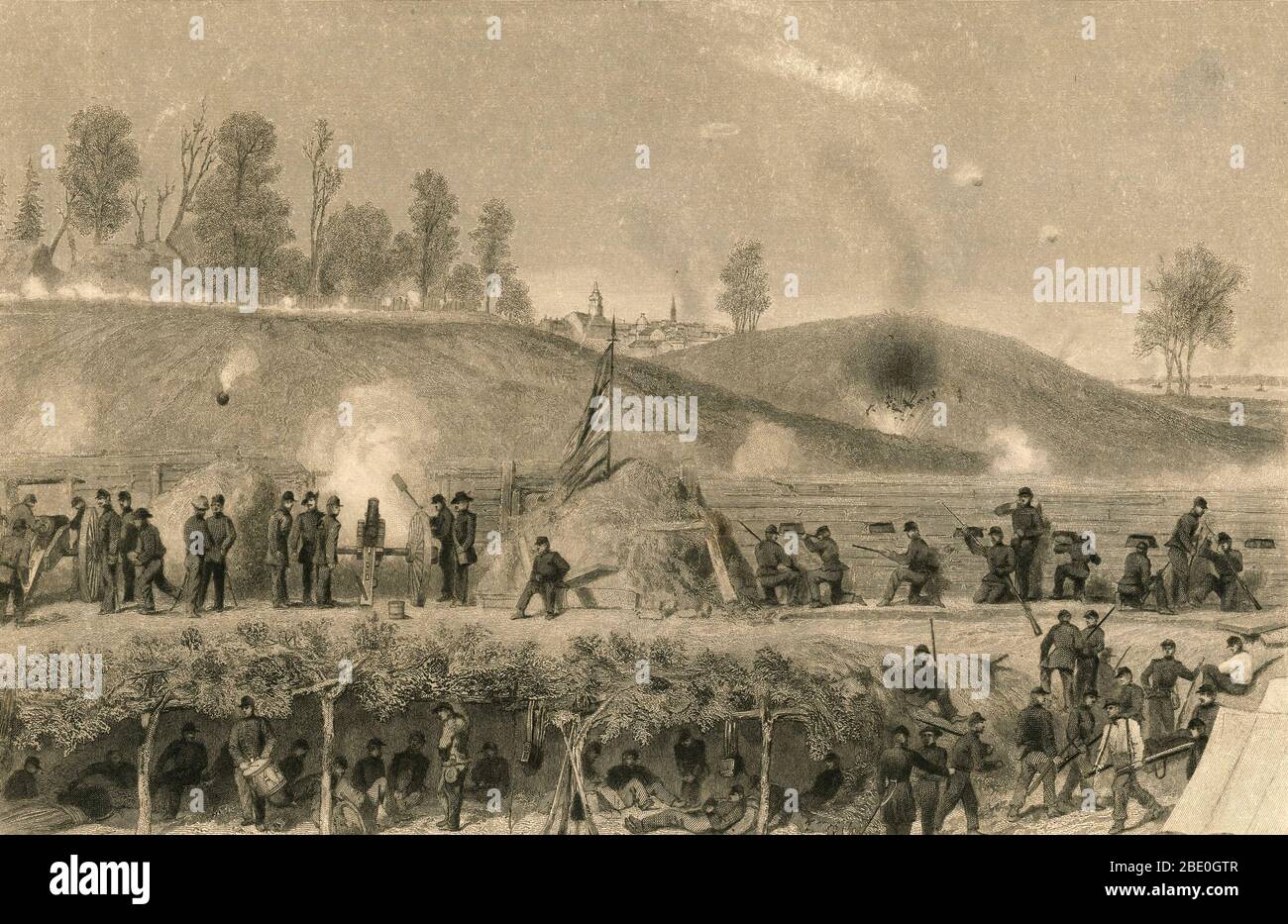 Die Belagerung von Vicksburg 1863 war der Höhepunkt der Vicksburg-Kampagne und ein wichtiger Wendepunkt des amerikanischen Bürgerkriegs. Die Konföderierten hatten die Kontrolle über die Festungsstadt Vicksburg, was sie zu einer Barriere des Mississippi-Flusses für die Union machte. Union Maj. Gen. Ulysses S. Grant übernahm die Kontrolle über den Mississippi, indem er einen Angriff auf die konföderierte Armee von LT. Gen. John C. Pemberton in Vicksburg startete. Nach mehr als einem Monat der Angriffe gaben die Konföderierten auf und spaltete die Konföderation in zwei Hälften. Stockfoto