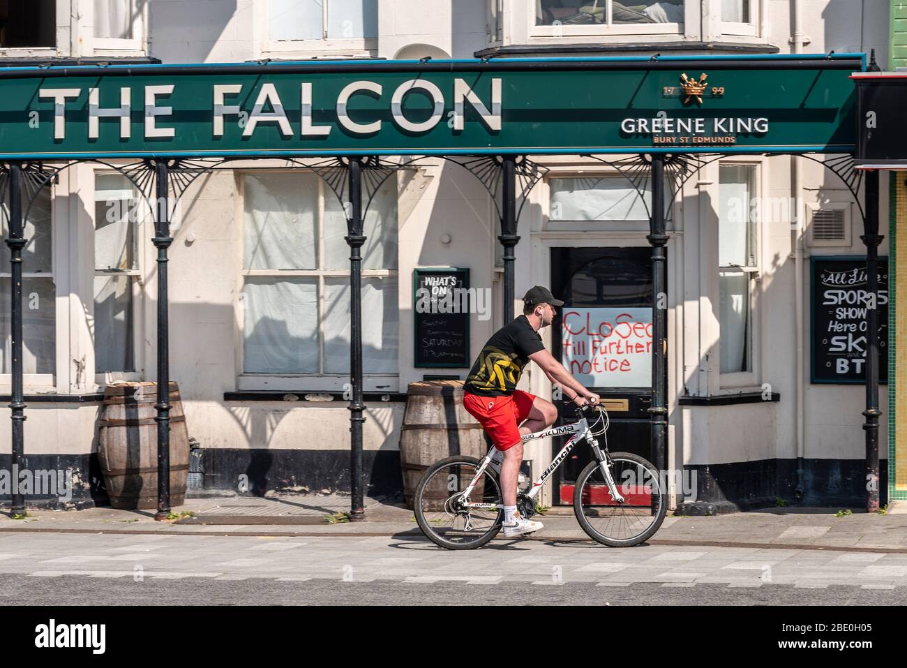 The Falcon Pub an sonnigen Tagen auf Southend on Sea an Ostern Feiertag während COVID-19 Coronavirus Pandemie Sperrzeit. Geschlossen bis auf weiteres Stockfoto