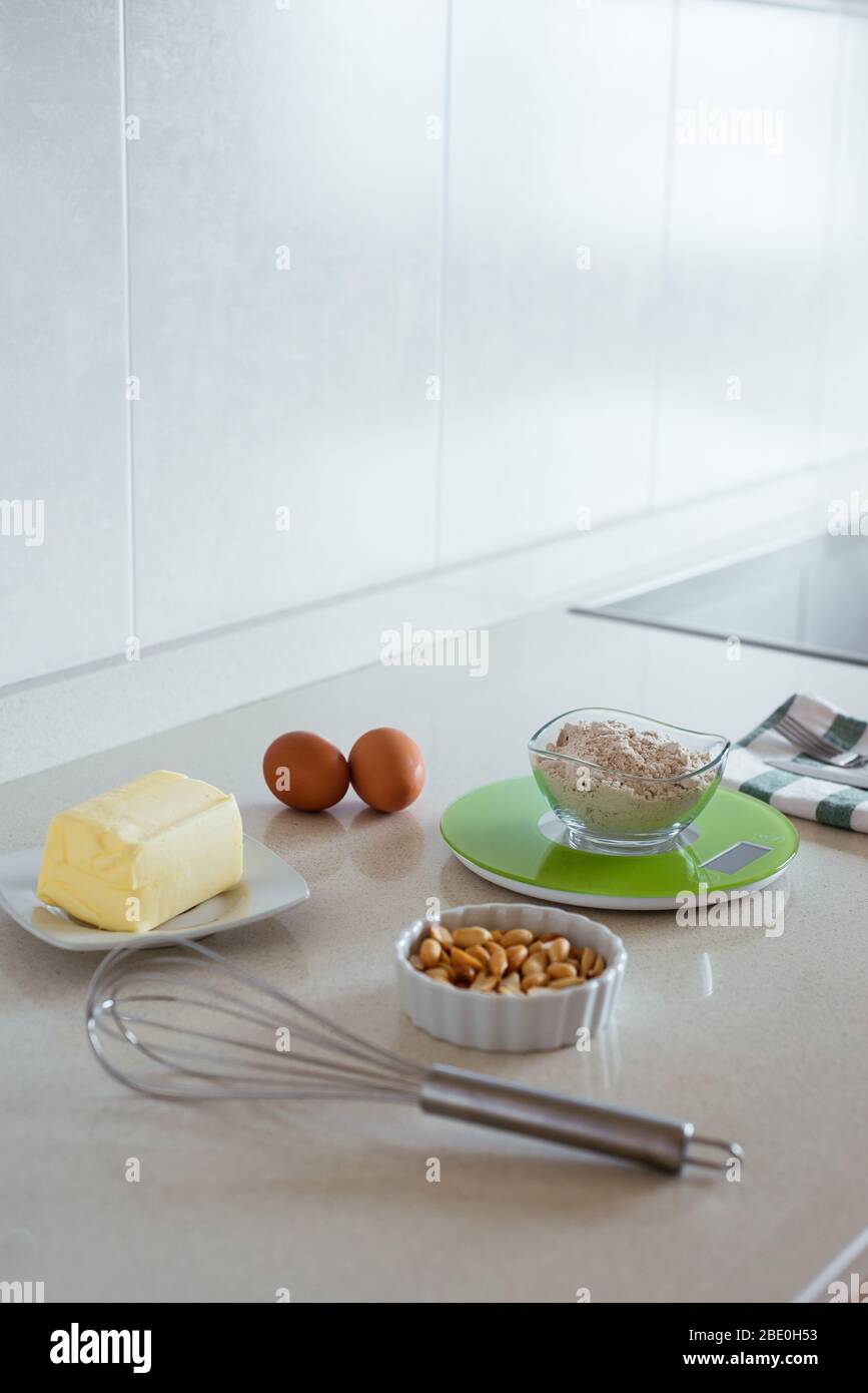 Zutaten zum Backen von Plätzchen auf dem Kochfeld Stockfoto