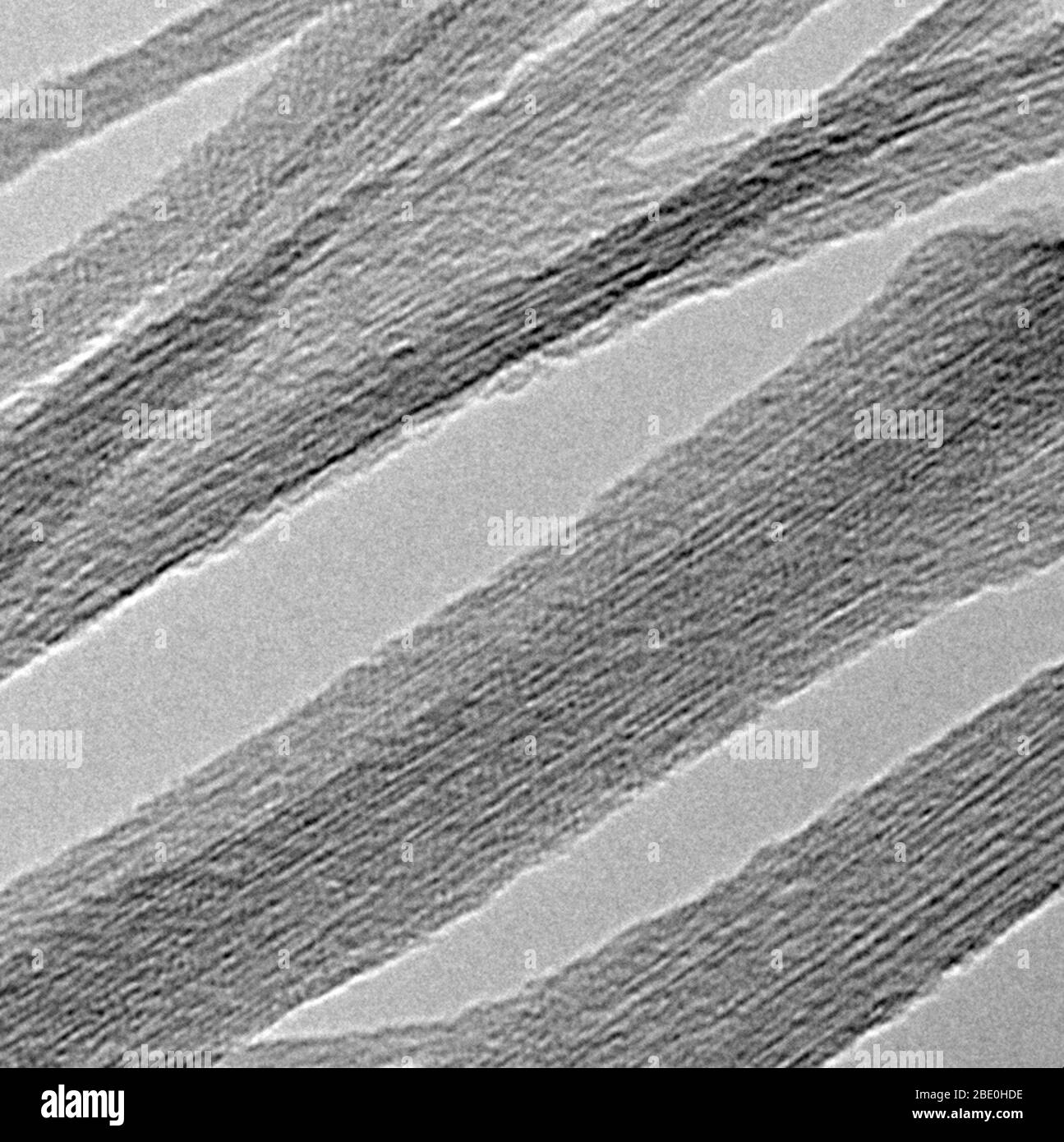 Transmissionselektronenmikrograph (TEM) von einwandigen Kohlenstoff-Nanoröhrchen. Vergrößerung unbekannt. Stockfoto