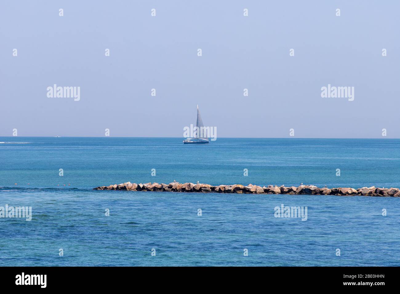Segelboot im blauen Wasser von Nantucket. Stockfoto