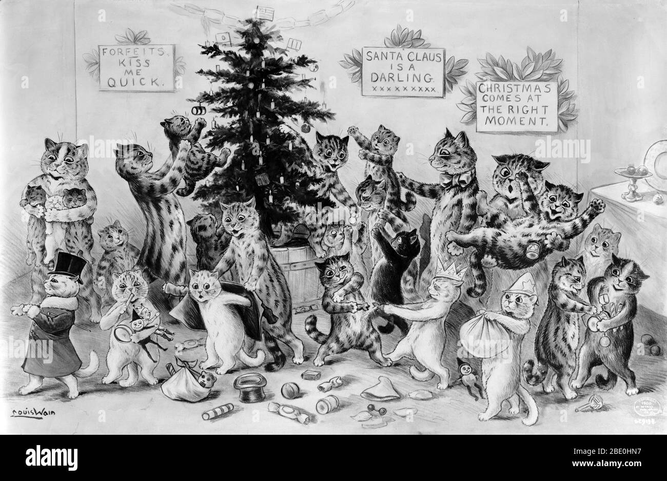 Titel: 'Katzen schmücken Weihnachtsbaum'. Ein Weihnachtsbaum ist ein geschmückter Baum, in der Regel eine immergrüne Nadelbaum wie Fichte, Kiefer oder Tanne mit der Feier von Weihnachten verbunden. Der Baum war traditionell mit Esswaren wie Äpfeln, Nüssen oder anderen Lebensmitteln geschmückt. Im 18. Jahrhundert begann es von Kerzen beleuchtet zu werden, die schließlich durch Weihnachtslichter nach dem Aufkommen der Elektrifizierung ersetzt wurden. Weihnachten ist ein jährliches Gedenken an die Geburt Jesu Christi und ein weithin beobachteter kultureller Feiertag, der am 25. Dezember von Milliarden von Menschen auf der ganzen Welt gefeiert wird. Ein Fest Stockfoto