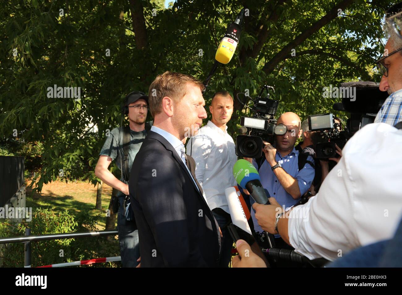 Michael Kretschmer und Lebensgefährtin Annett Hofmann gehen im Wahllokal Gymnasium Klotzsche wählen. Dresden, 01.09.2019 Stockfoto