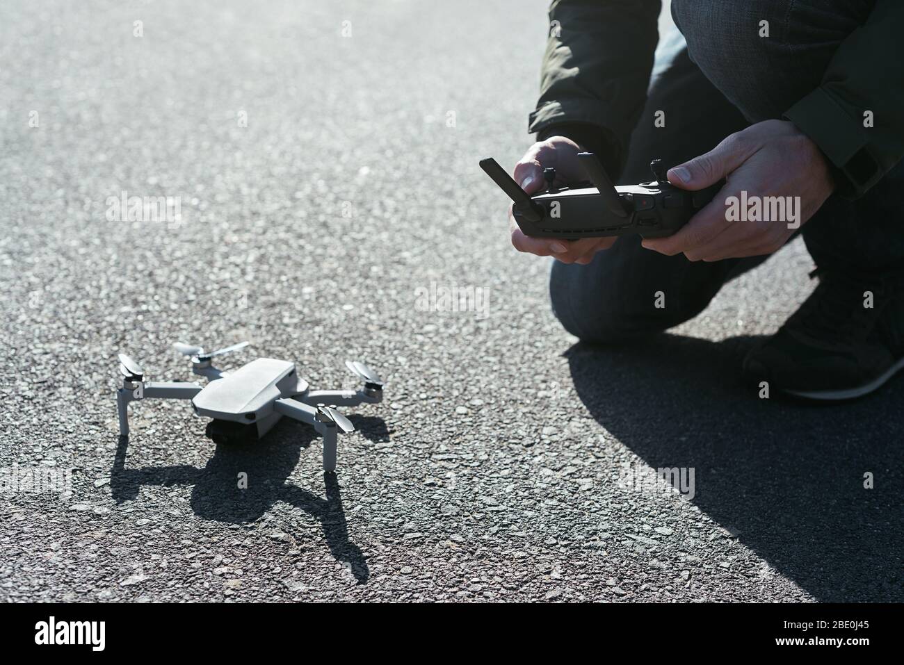 Junger Mann bereitet eine Drohne vor, um sie zu fliegen. Stockfoto