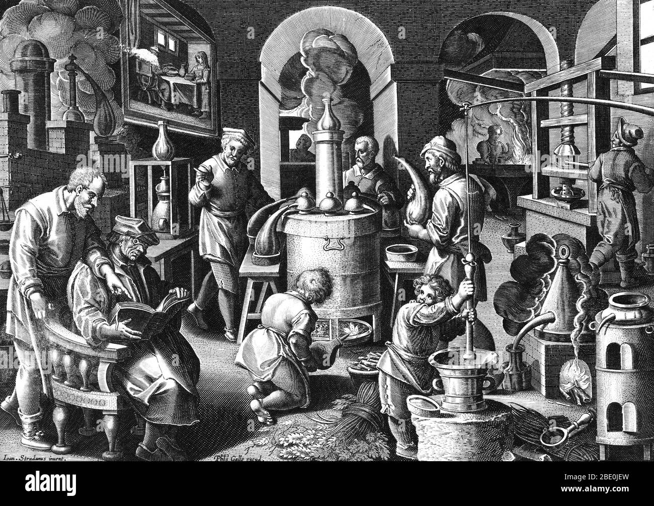 Illustration der Arbeiter in einer Brennerei, c. 1580-1605. Im Vordergrund lesen zwei Männer ein Buch. Andere führen den Prozess der Destillation. Die Erfindung der Destillation ist die siebte Platte aus einer Druckserie mit dem Titel Nova Reperta (Neue Erfindungen der Neuzeit), bestehend aus einem Titelblatt und 19 Tafeln, die von Jan Collaert I. nach Jan van der Straet, genannt Stradanus, graviert und von Philips Galle veröffentlicht wurden. Stockfoto
