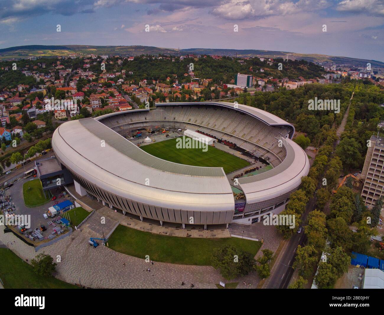 Luftaufnahme von Untold 2019 Stadium-Cluj Arena Stadium Work in Progress.Teams von Arbeitern montieren Stücke aus der gigantischen Szene des größten Festivals Stockfoto