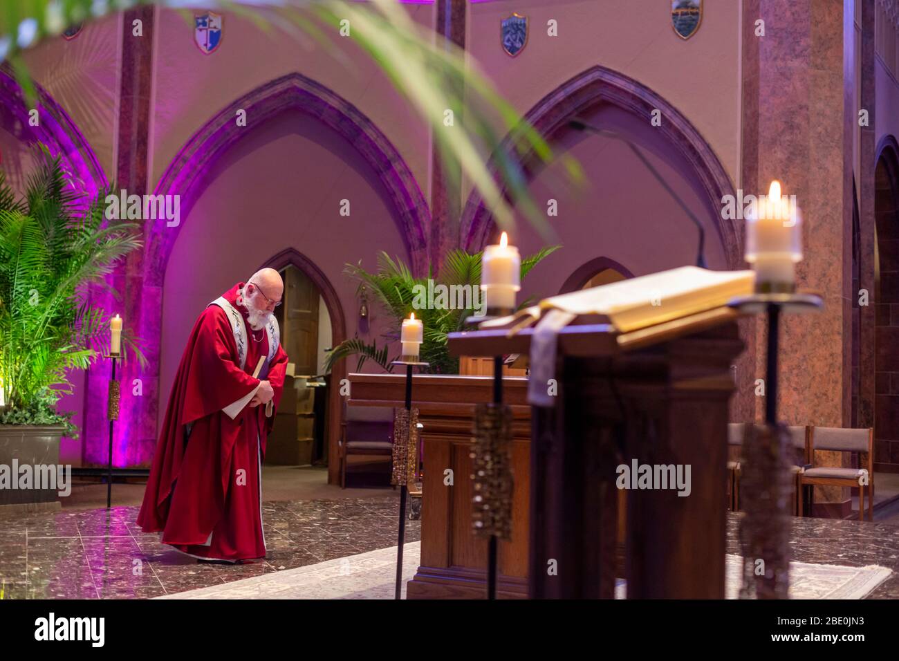 Grosse Pointe Park, Michigan, USA. April 2020. Fr. Timothy Pelc führt Karfreitagsgottesdienste in der katholischen Kirche St. Ambrose. Die Osterwochenende-Dienste werden ohne anwesende Gemeindemitglieder wegen der Coronavirus-Pandemie live übertragen. Kredit: Jim West/Alamy Live News Stockfoto