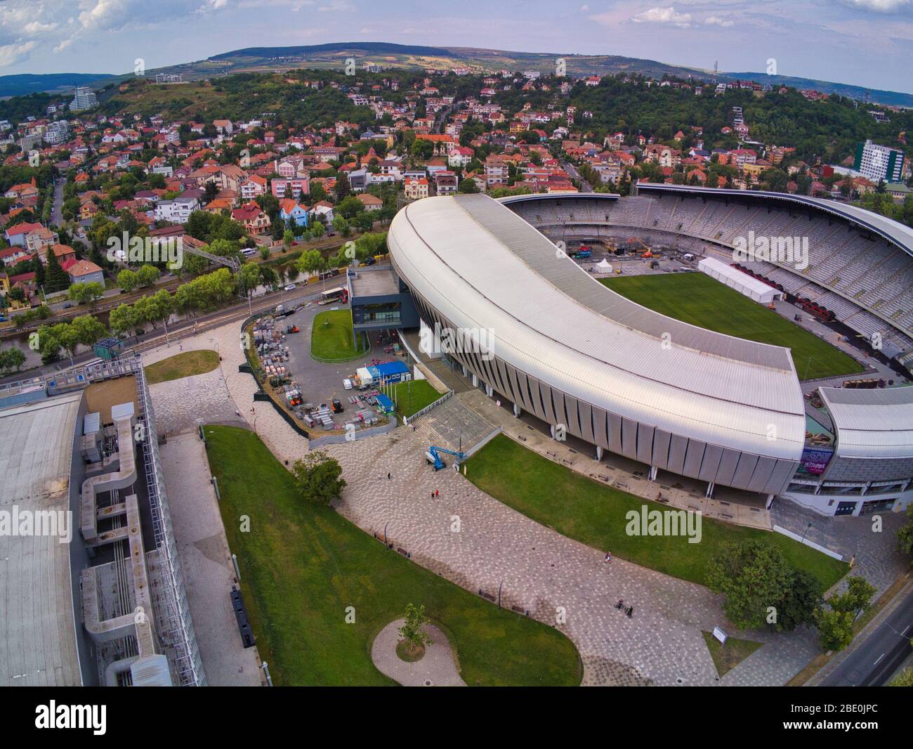 Luftaufnahme von Untold 2019 Stadium-Cluj Arena Stadium Work in Progress.Teams von Arbeitern montieren Stücke aus der gigantischen Szene des größten Festivals Stockfoto