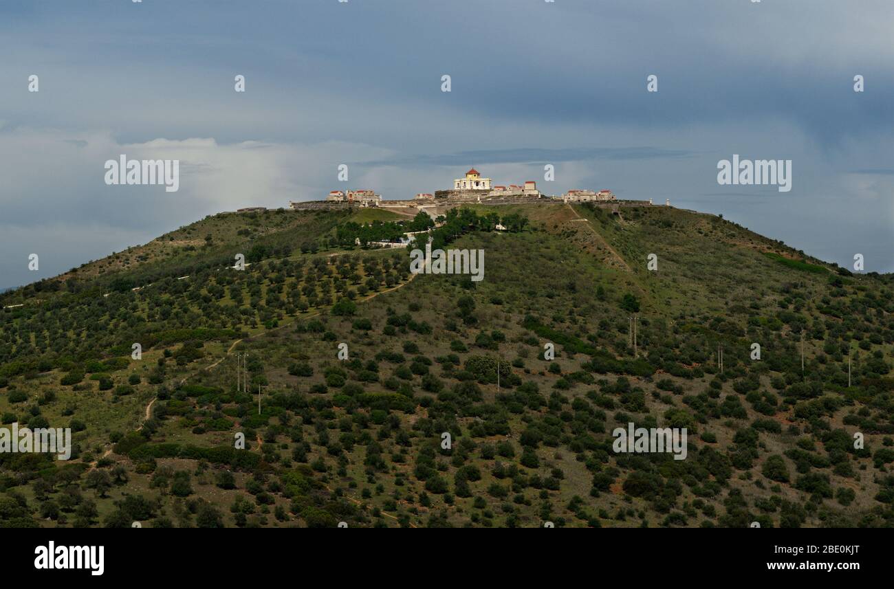 Hoher Hügel, wo Nossa Senhora da Graca Fort (oder nur Graca Fort) liegt, wie aus Elvas Stadt gesehen. Blauer Himmel. Portugal. Stockfoto