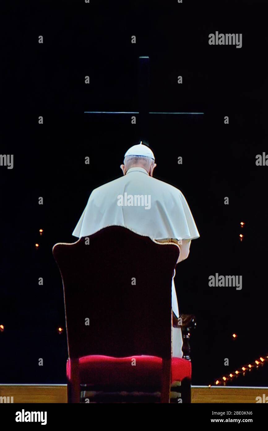 Papst Franziskus führte die traditionelle Via Crucis in einer Wüste St. Peter am Abend des Karfreitags 10. April 2020 (Pandemie Corona Virus Covid -19) Stockfoto