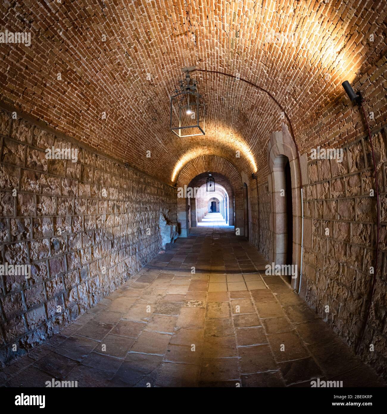 Durchgang innerhalb des Schlosses Montjuic, Barcelona, Spanien. Stockfoto