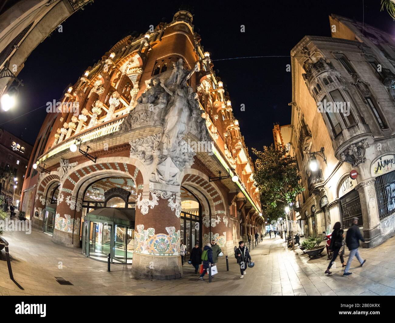 Blick auf den Palau de la Musica an der Ecke Carrer de Sant Pere MES Alt und Carrer Amadeu Vives, Barcelona, Spanien. Stockfoto