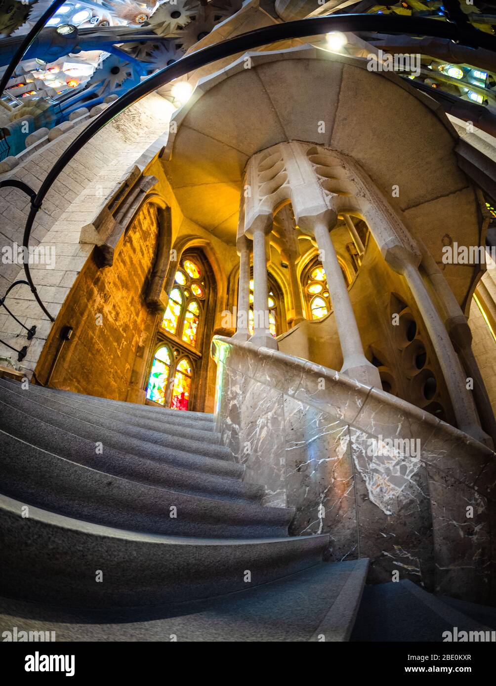 Wendeltreppe im Inneren der Basilika Sagrada Familia, Barcelona, Spanien. Stockfoto