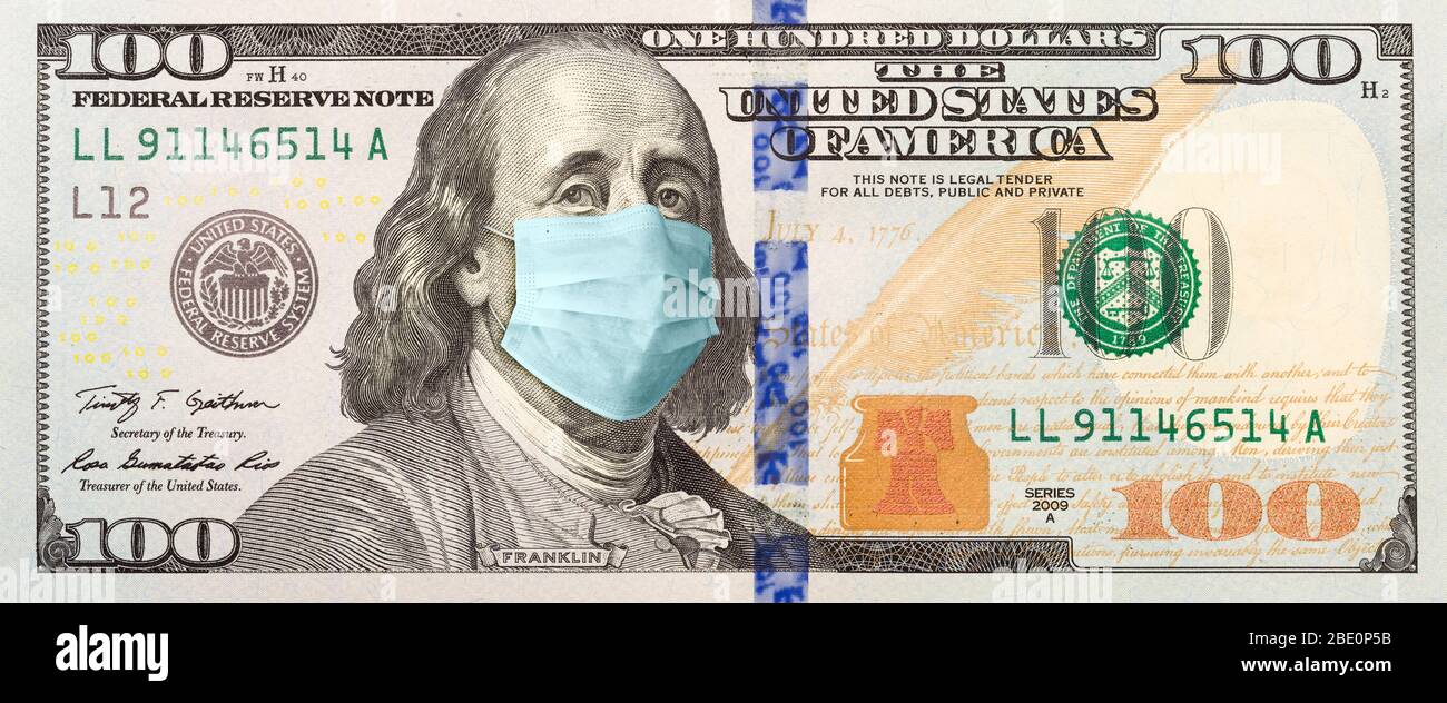 Volle 100 Dollar Rechnung Mit Besorgtem Ausdruck Trägt Medizinische Gesichtsmaske. Stockfoto