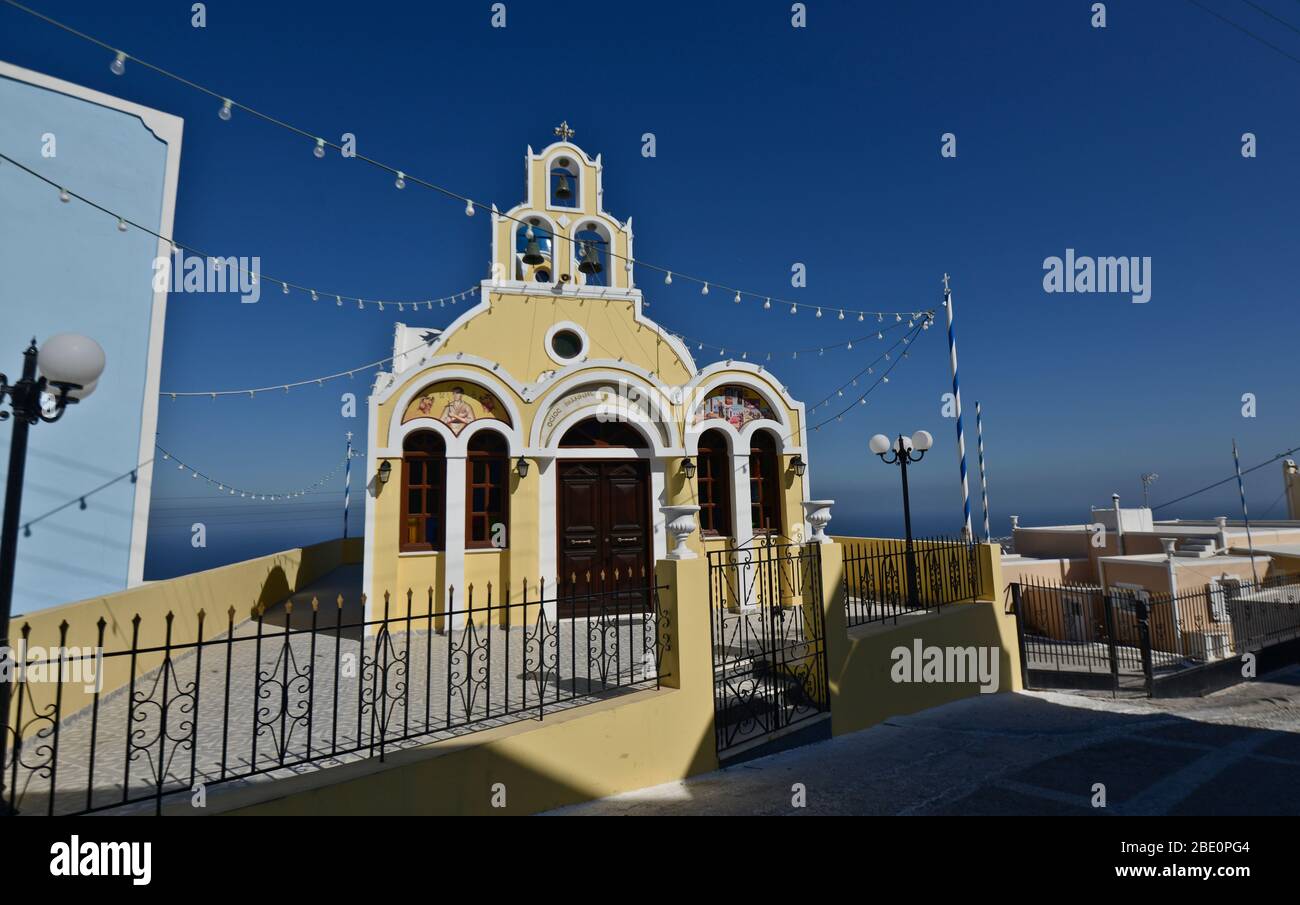 Gelbe Kirche in Fira, Santorini, Griechenland Stockfoto