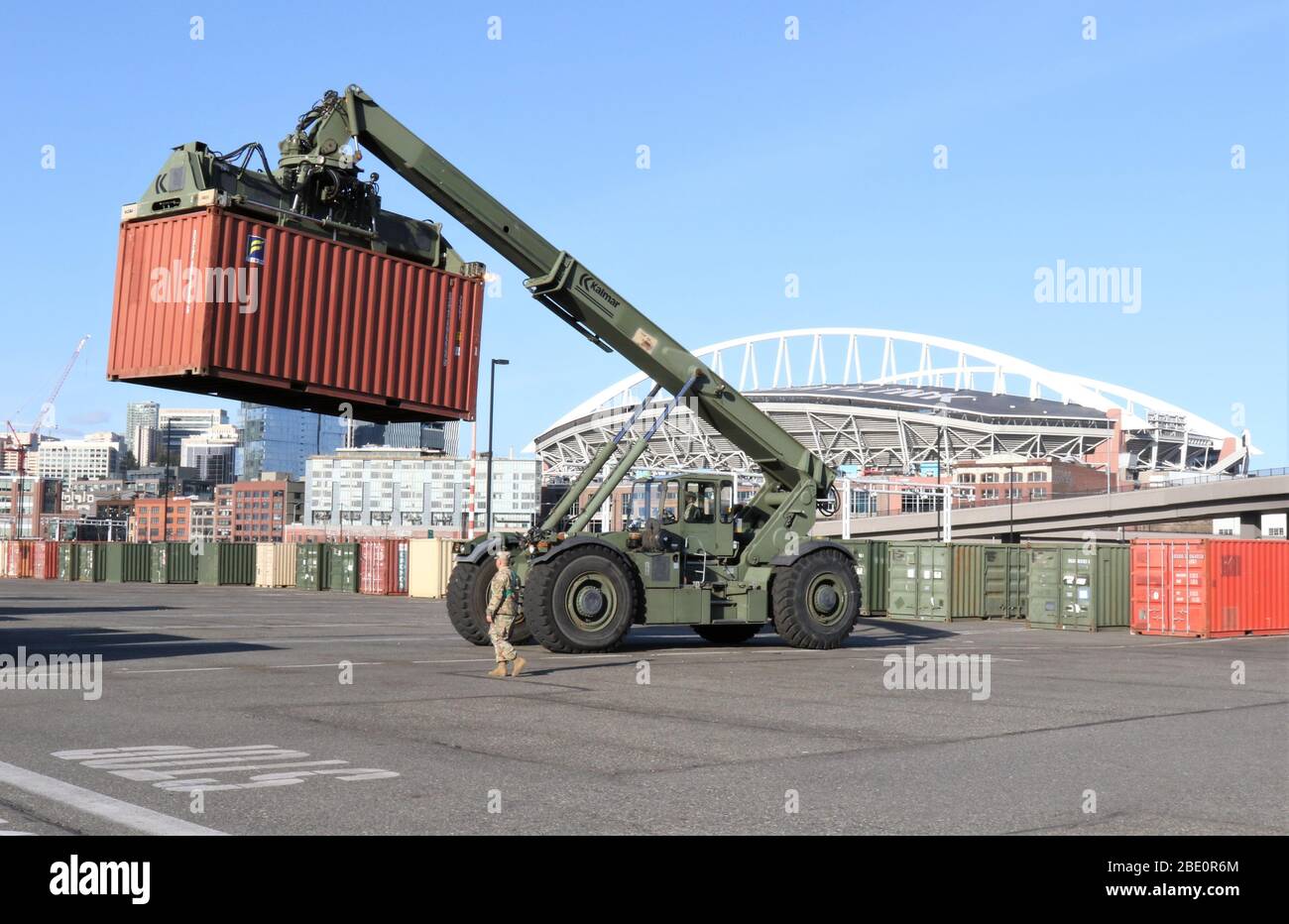 Ein 20. Battalion Battalion Bataillon für nachhaltige Kampfhandlungen in unwegsamem Gelände bewegt einen 46-Fuß-Container mit medizinischen Hilfsgütern am Terminal 19 außerhalb des Seattle Event Centers zur Unterstützung der COVID- -Reaktion des Verteidigungsministeriums, 6. April. Das U.S. Northern Command stellt durch die U.S. Army North der Federal Emergency Management Agency militärische Unterstützung zur Verfügung, um bedürftigen Gemeinden zu helfen. (USA Foto des Armeereservats von Maj. Brandon R. Mace) Stockfoto