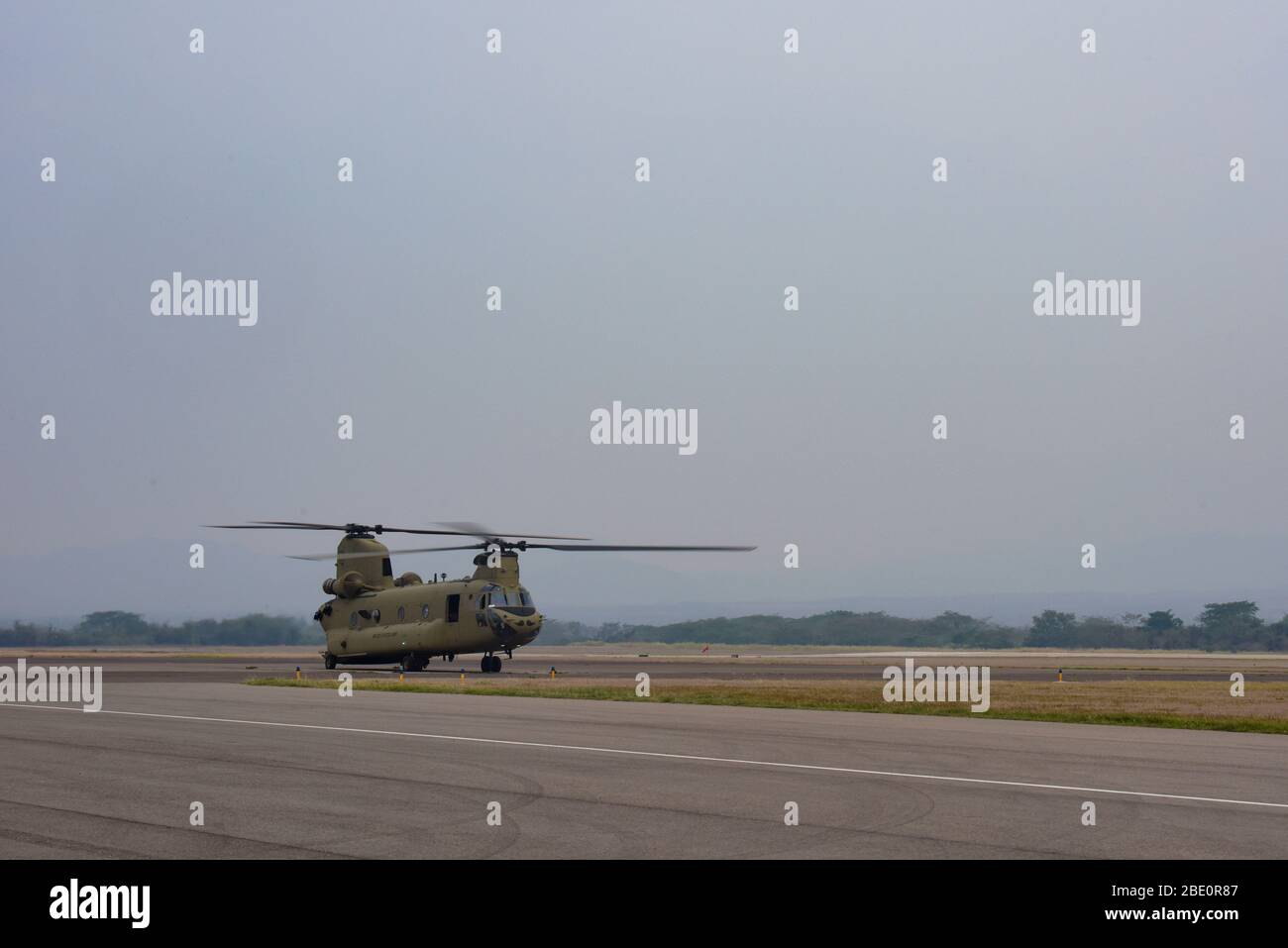 Die Joint Task Force Bravo erleichterte den Transport von 1,500 Fällen von Mahlzeiten, die nach El Salvador verzehrt werden konnten, um salvadorianisches Militärpersonal während der Reaktionsoperationen zu unterstützen, die Covid-19 zugeleitet hatte. Die 33,000 kg Fracht wurden mit zwei CH-47 Chinook Hubschraubern transportiert, die dem 1. Bataillon, dem 228. Luftfahrtregiment, zugeordnet waren. (USA Luftwaffe Foto von TSgt Daniel Owen) Stockfoto