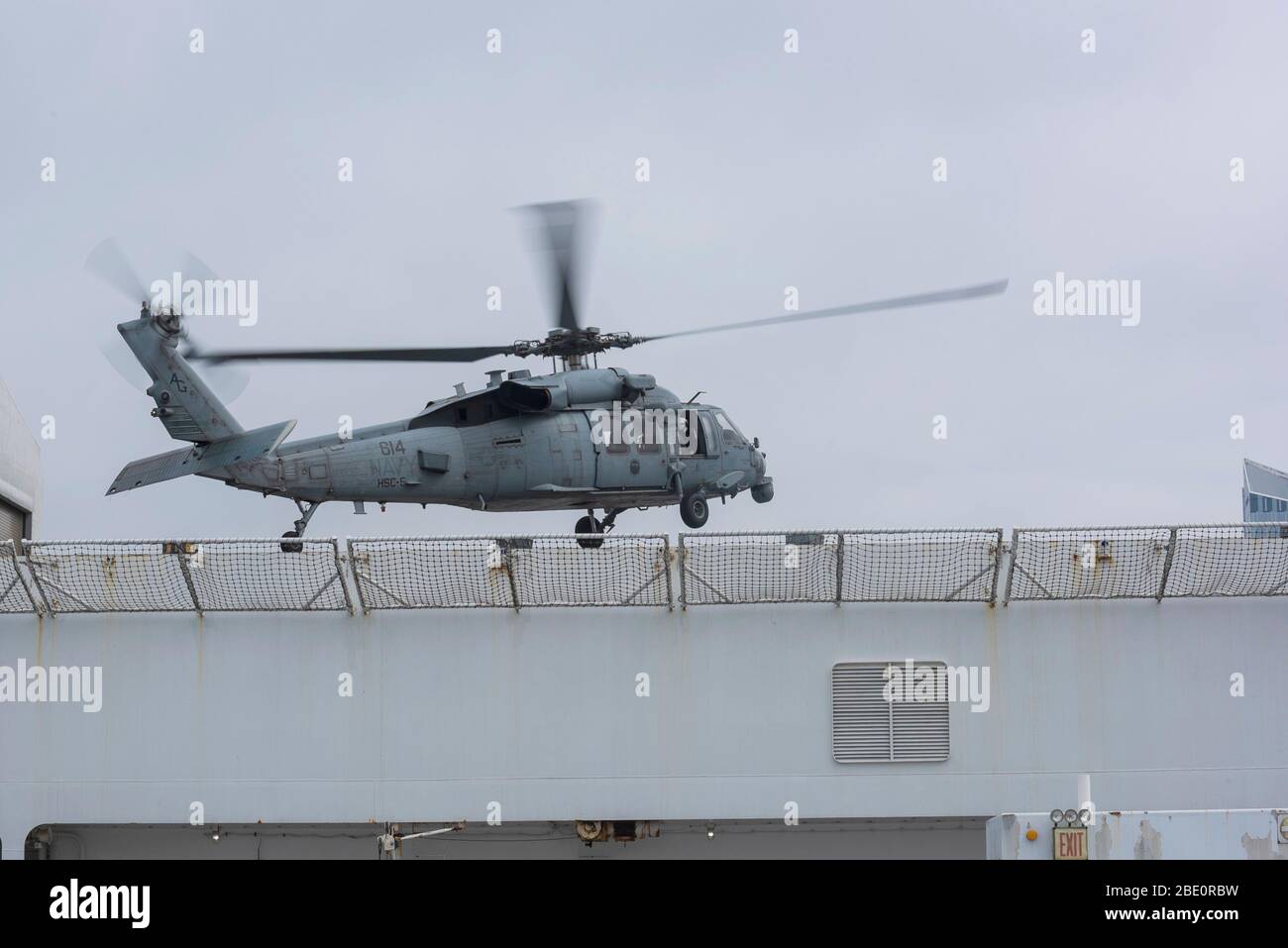 200408-N-IG466-0086 NEW YORK (8. April 2020) ein MH-60S Seahawk, der den 'Night Dippers' von Helicopter Sea Squadron (HSC) 5 zugewiesen wurde, bringt Lieferungen an das Lazarettschiff USNS Comfort (T-AH 20) des Military Sealift Command. Comfort kümmert sich um Trauma-, Notfall- und Notfallpatienten ohne Rücksicht auf ihren COVID-19-Status. Comfort arbeitet mit der Javits New York Medical Station als integriertes System zur Entlastung des New York City medizinischen Systems, zur Unterstützung der US Northern Command's Defense Support of Civil Authorities als Reaktion auf die COVID-19 Pandemie Navy Foto von Mass Communication Stockfoto