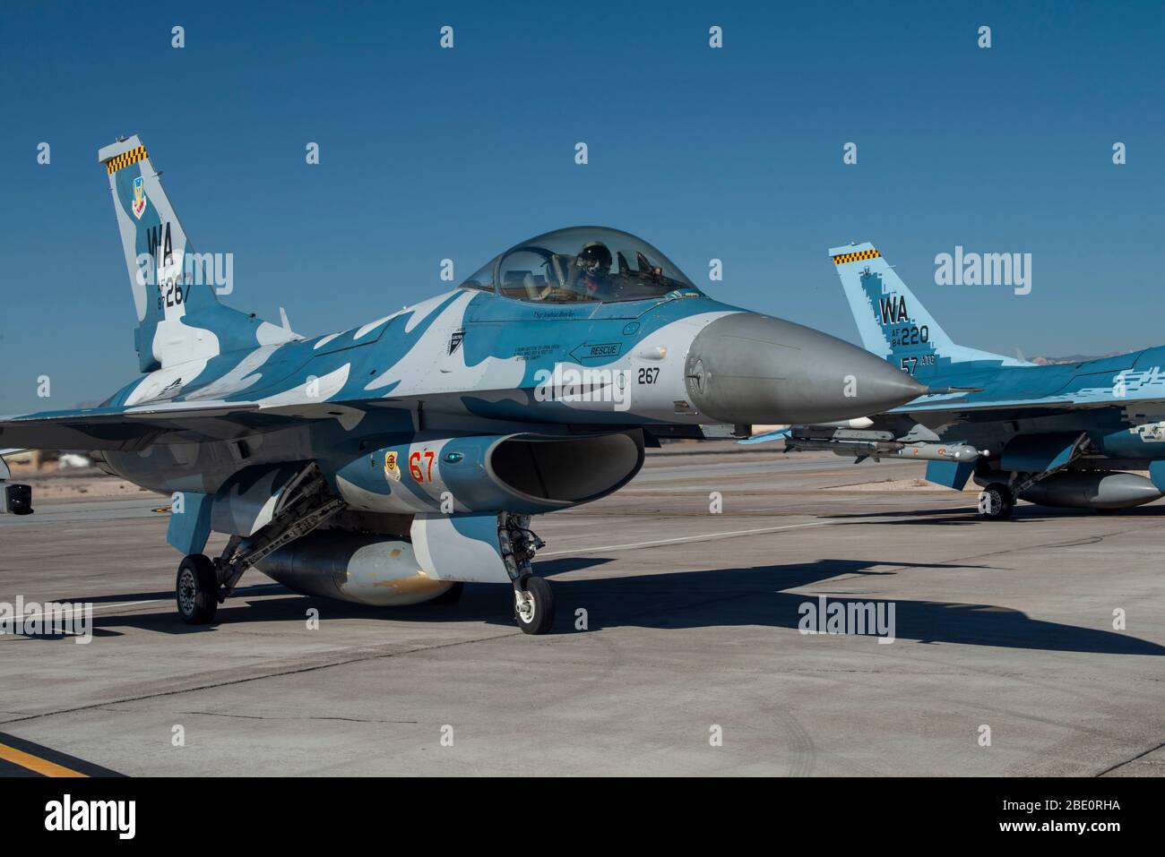 Ein F-16 Fighting Falcon Kampfjet, das dem 64. Aggressor Squadron (AGRS) zugewiesen wurde, sitzt am Ende des nach Abschluss der letzten Vorflugkontrollen vor dem Start von der Nellis Air Force Base, Nevada, 3. April 2020. Die 64. AGRS führte eine Trainingsmission in blauen F-16 durch, um die Wertschätzung und Unterstützung der medizinischen Fachkräfte in Las Vegas, einschließlich des medizinischen Personals am Mike O’Callaghan Military Medical Center, während sie gegen COVID-19 kämpfen, zu symbolisieren. (USA Luftwaffe Foto von Staff Sgt. Tabatha Arellano) Stockfoto