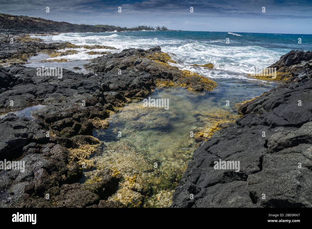 Felsiger Strand mit Blick nach Süden Richtung Kona auf der Big Island von Hawaii. Stockfoto