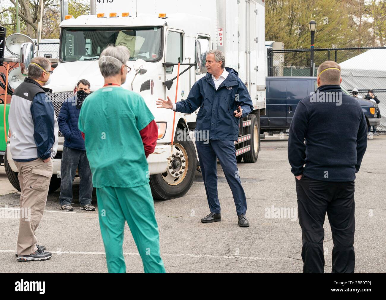 New York, Usa. April 2020. Bürgermeister Bill De Blasio spricht Medien an, nachdem er Gesundheitsarbeiter begrüßt hatte, die aus verschiedenen Teilen Amerikas kamen, um bei COVID-19 Ausbruch in NYC außerhalb des temporären Krankenhauses an den Innenplätzen des USTA Billie Jean King National Tennis Centre zu helfen (Foto von Lev Radin/Pacific Press) Quelle: Pacific Press Agency/Alamy Live News Stockfoto