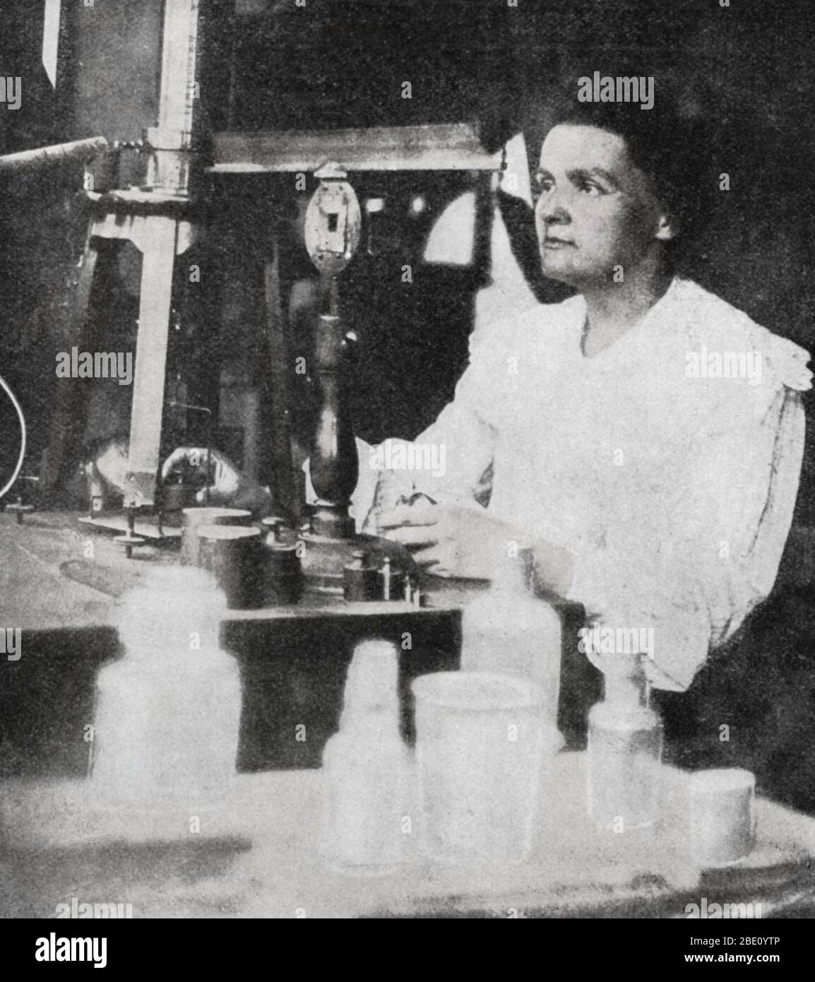 Marie Curie (7. November 1867 - 4. Juli 1934) war eine polnisch-französische Physikerin und Chemikerin, die für ihre bahnbrechenden Forschungen über Radioaktivität berühmt war. Sie war die erste Person, die mit zwei Nobelpreisen ausgezeichnet wurde: Physik und Chemie. Ihren Nobelpreis für Physik teilte sie 1903 mit ihrem Mann Pierre Curie und dem Physiker Henri Becquerel. Sie war die alleinige Preisträgerin des Nobelpreises für Chemie 1911. Curie war die erste Frau, die einen Nobelpreis erhielt, die bisher einzige Frau, die in zwei Bereichen gewann, und die einzige, die in mehreren Wissenschaften siegt. Ihre Leistungen beinhalteten eine Theorie der Radioaktivität (ein Begriff tha Stockfoto
