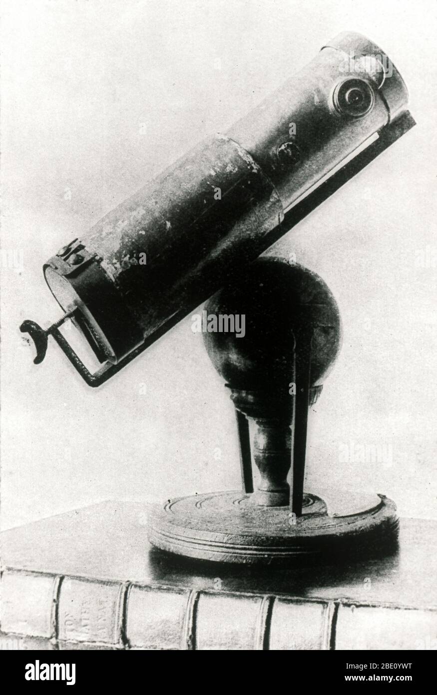 Sir Isaac Newtons Spiegelteleskop, auch bekannt als das Newtonsche Teleskop. Es arbeitete, indem es Licht durch Reflexion von einem Parabolspiegel konzentrierte, anstatt durch Brechung durch eine Linse. Newton (1642-1727) zeigte dieses Teleskop erstmals König Karl II. Nach einem Entwurf von 1668. Sie hatte eine Brennweite von 15cm und konnte 30-40 mal vergrößert werden. Unzureichende Spiegel bedeuteten, dass der Newtonsche Reflektor nicht so raffiniert war wie das moderne Refraktionsteleskop, bis 1722, als James Haley einen hochwertigen Parabolspiegel geschliffen hatte. Diese Zeichnung wurde in den philosophischen Transaktionen des Königlichen veröffentlicht Stockfoto
