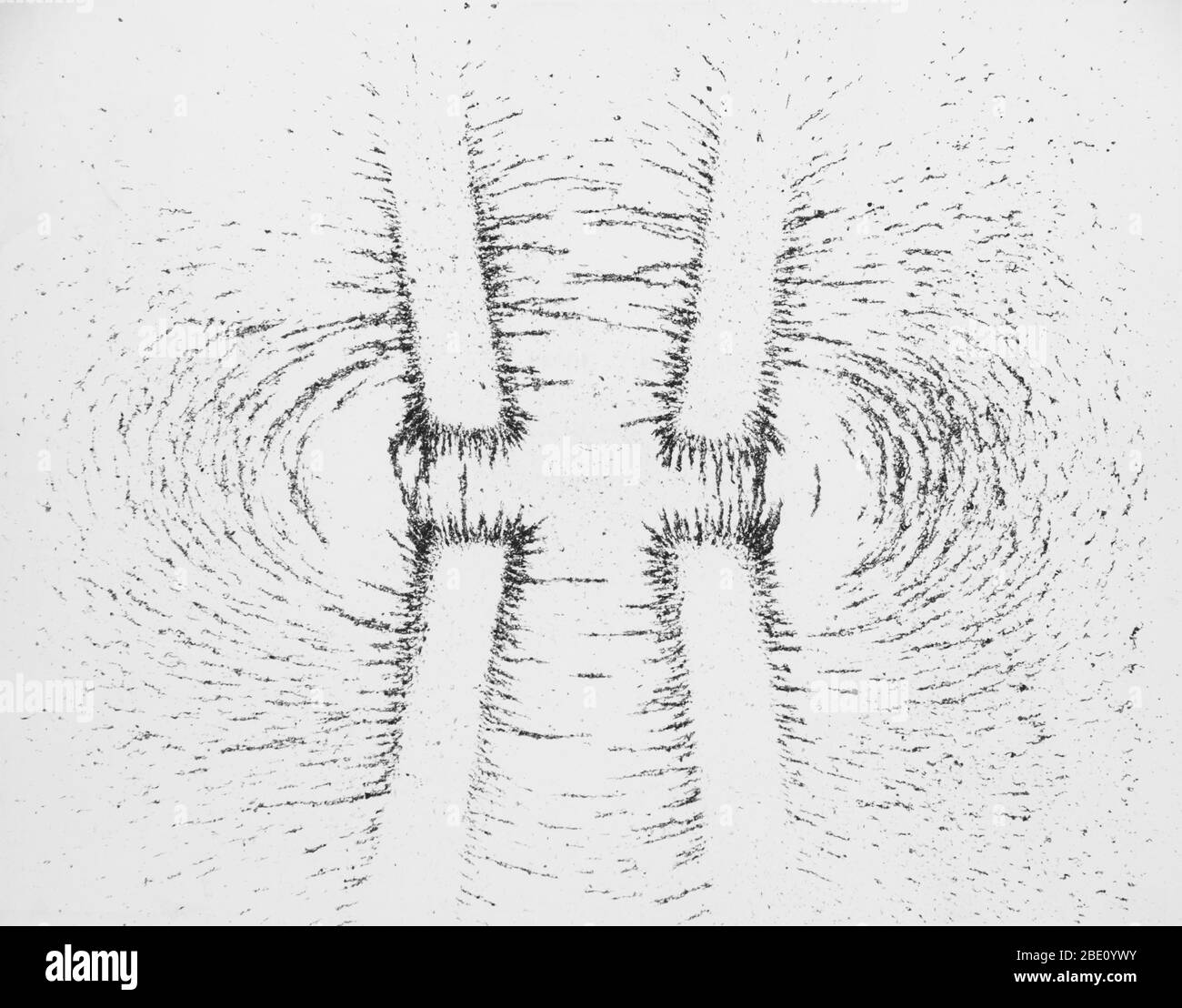 Seitenansicht des Feldes Ergebnis von zwei Hufeisenmagneten. Das Feld manifestiert sich in den Flusslinien der Eisenspäne. Wechselwirkungen zwischen den Filings führen dazu, dass sie sich in Lichtbogenlinien im kontinuierlichen Feld ansammeln. Stockfoto