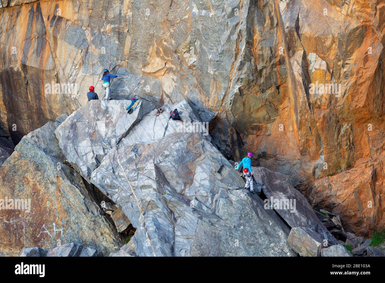 Bergsteiger im Steinbruch Stockfoto